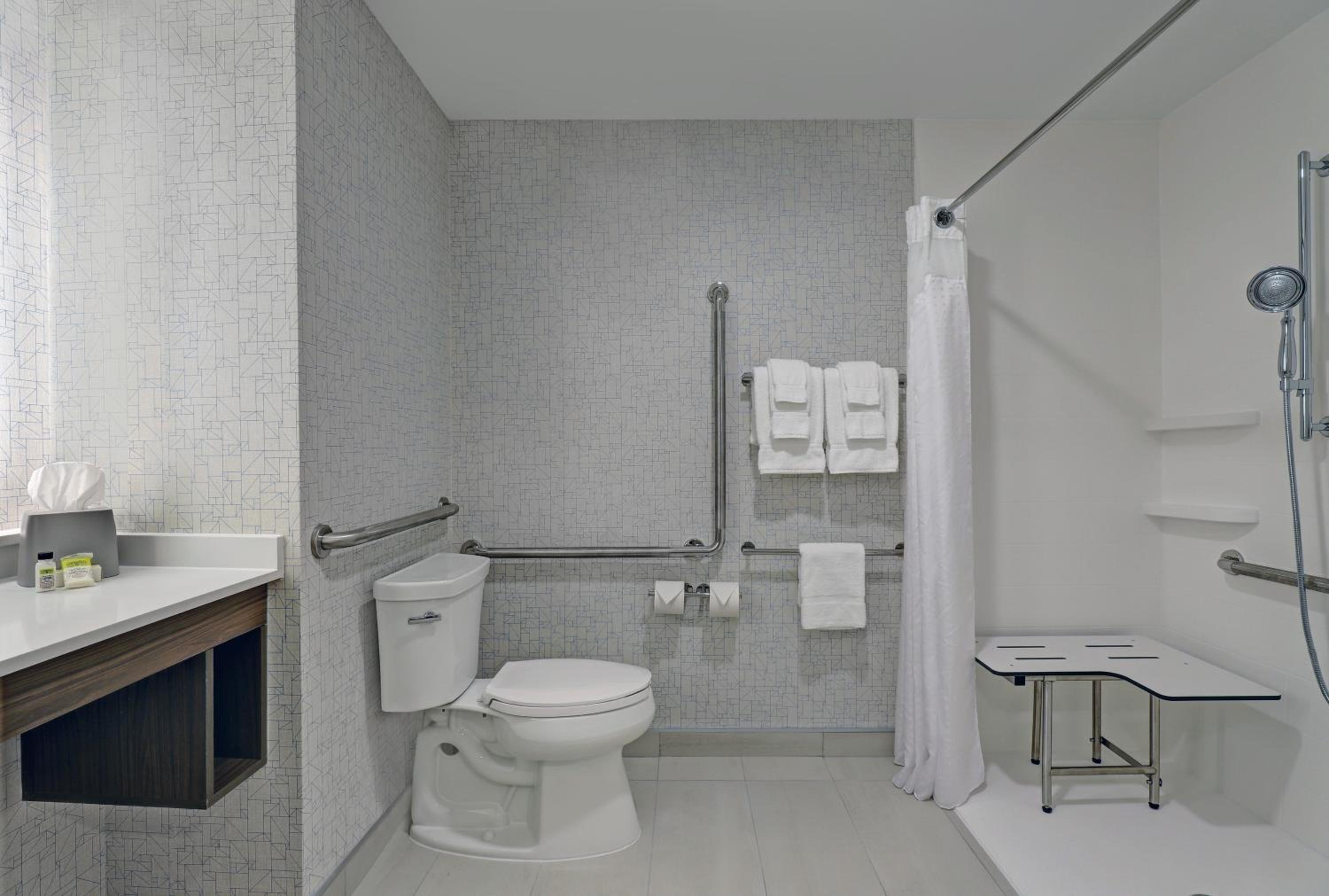 Standard Queen Room with Two Queen Beds and Roll-In Shower - Mobility Access - Photo 5