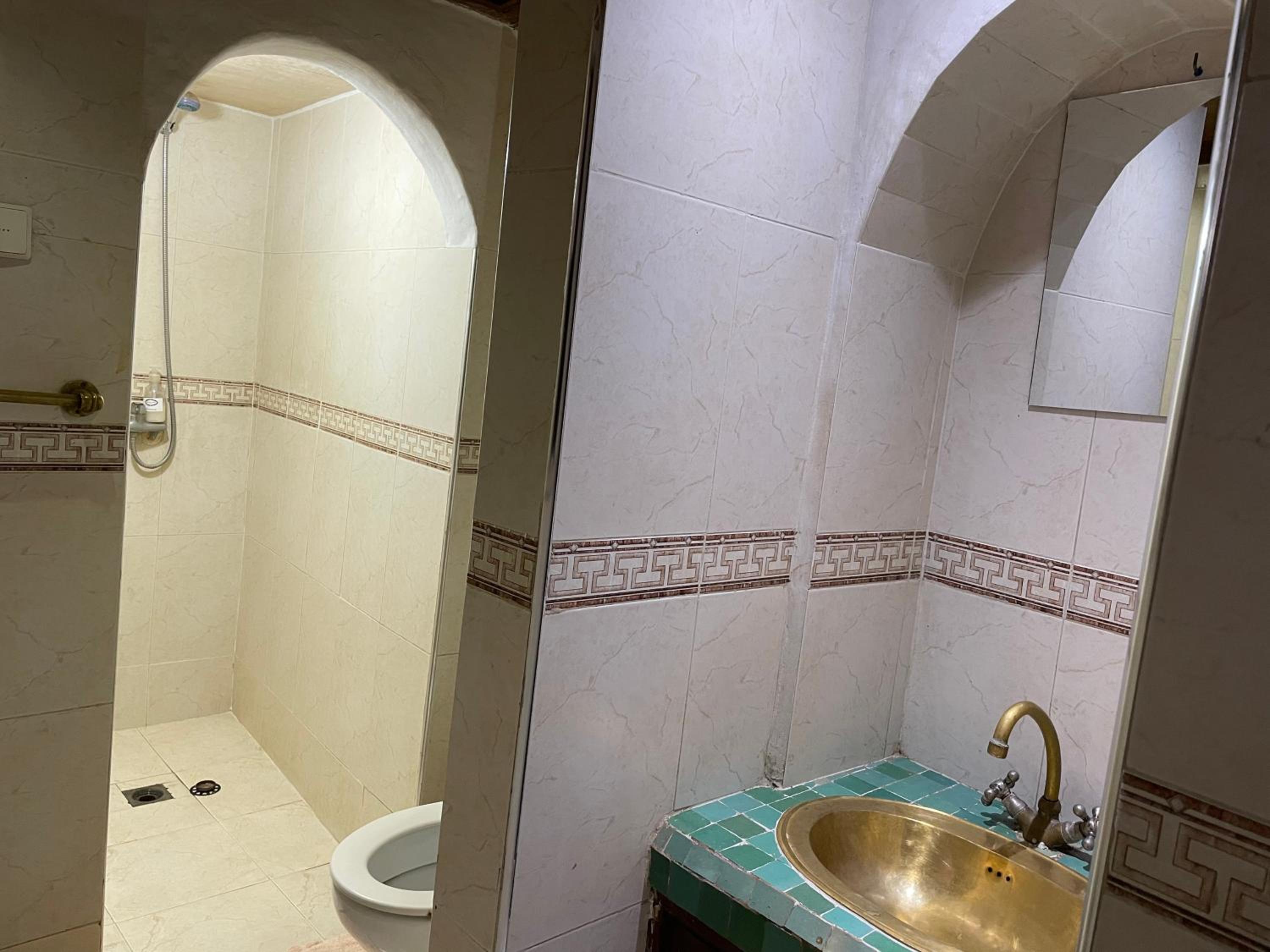 Double or Twin Room with Private Bathroom - Photo 6