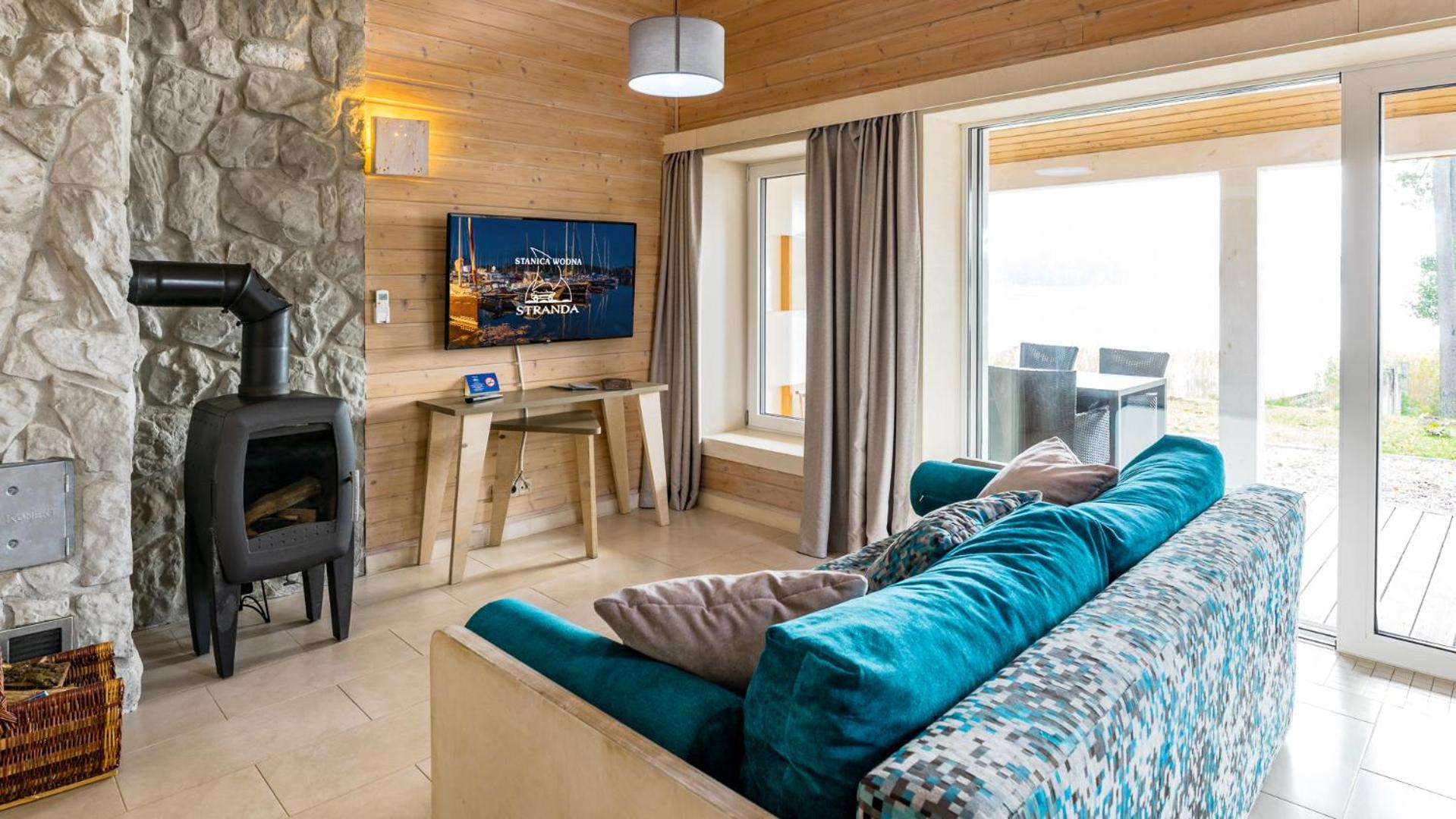 One-Bedroom Apartment with Lake View - Photo 13