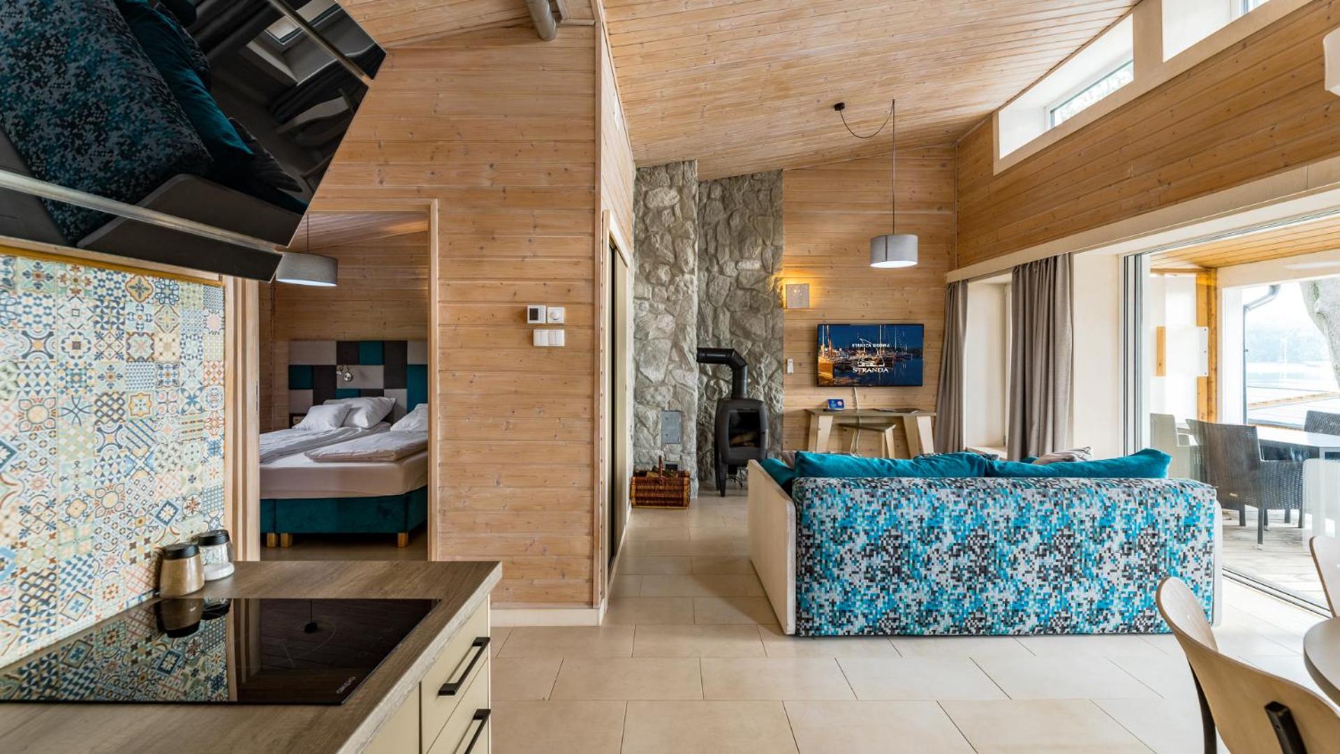 One-Bedroom Apartment with Lake View - Photo 6