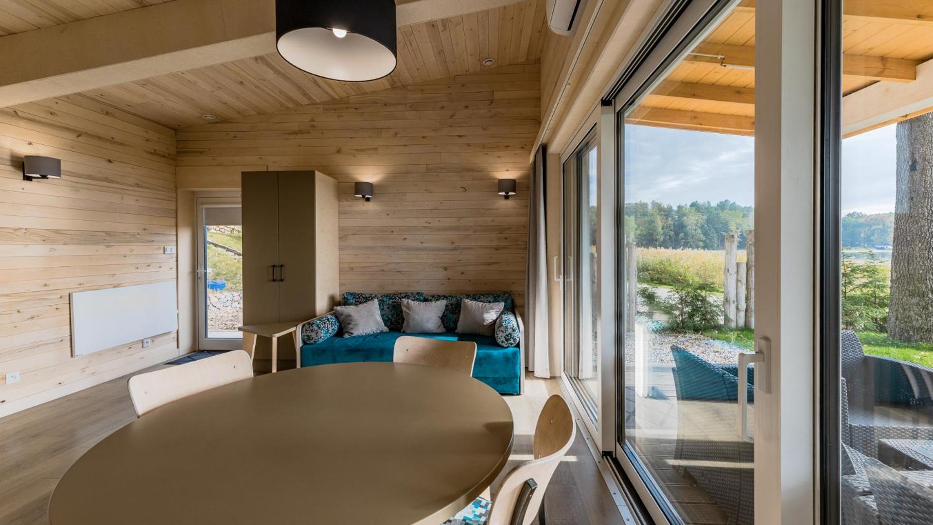 Apartament z 1 sypialnią, jacuzzi i prywatną plażą