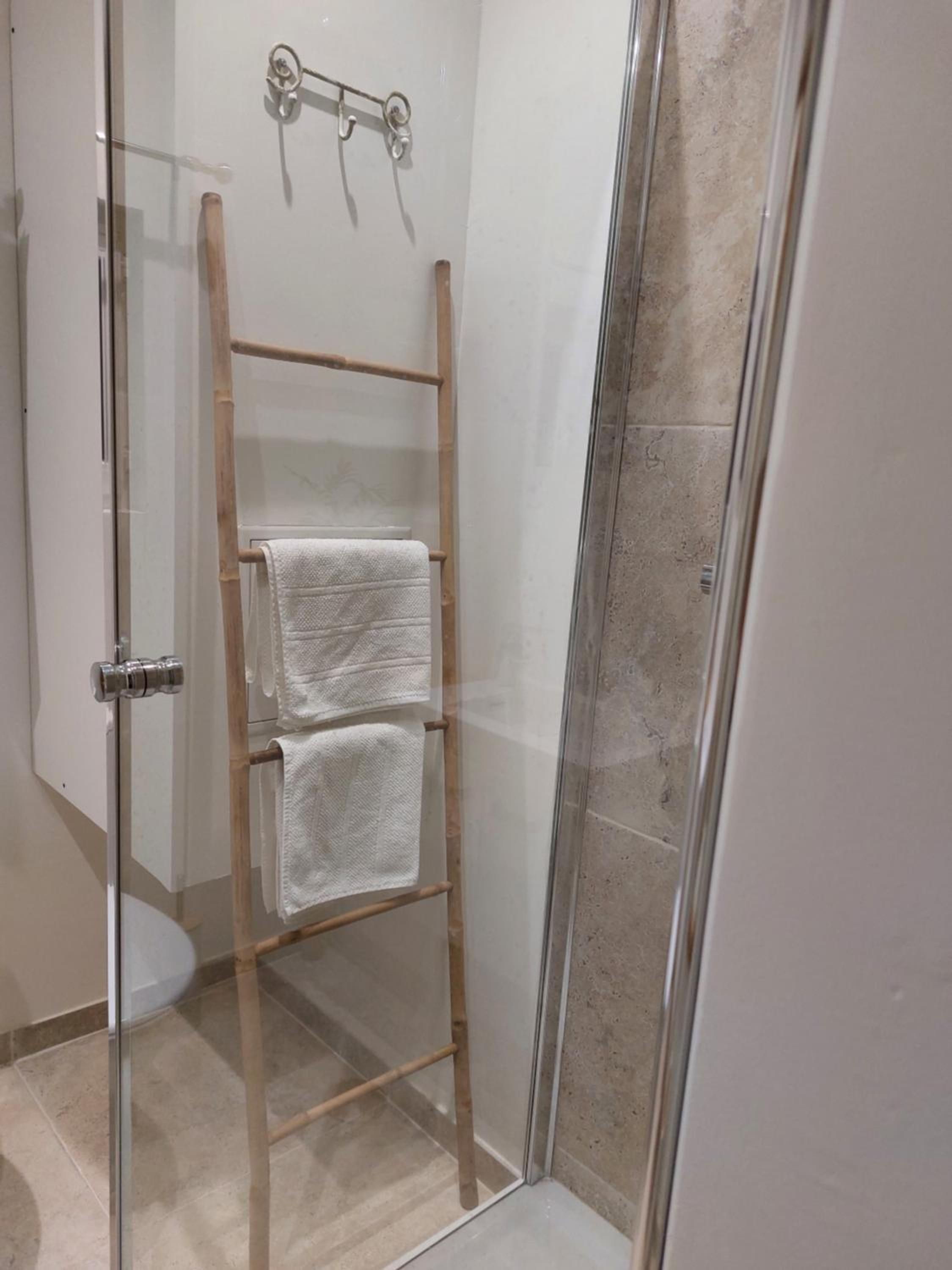Deluxe Room (2 Adults + 1 Child) - Photo 1