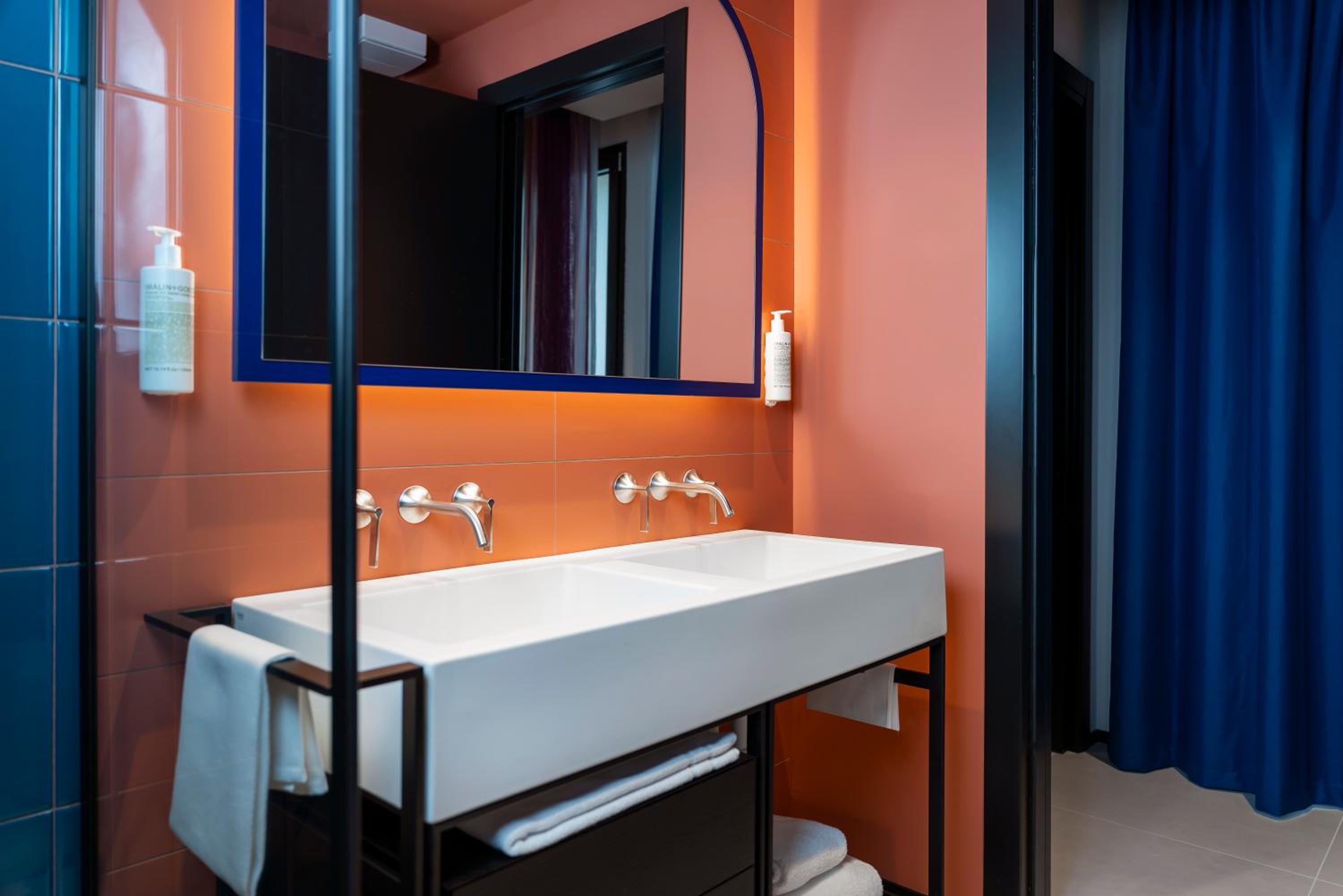 Queen Suite - Photo 8