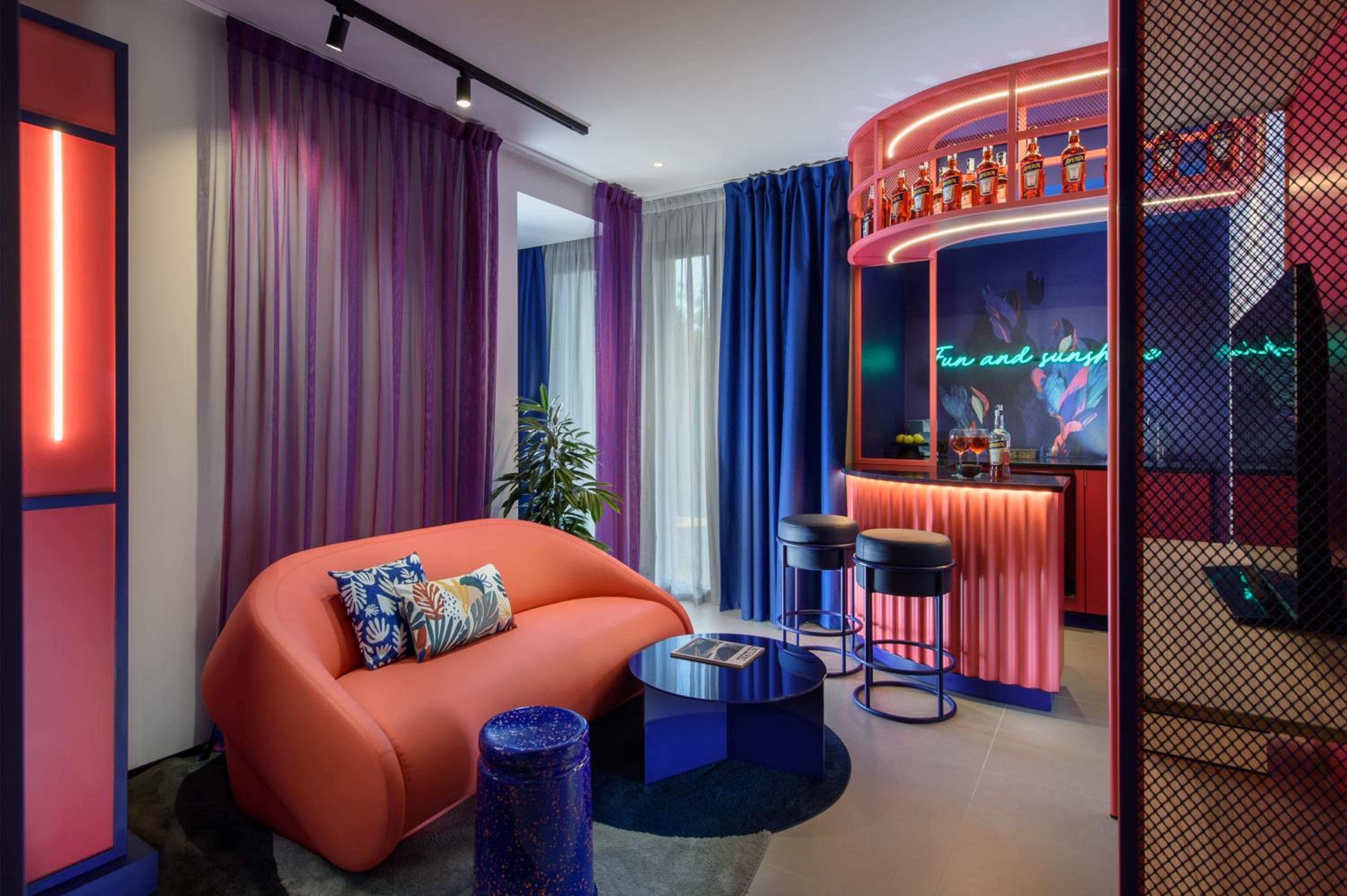 Queen Suite - Photo 21