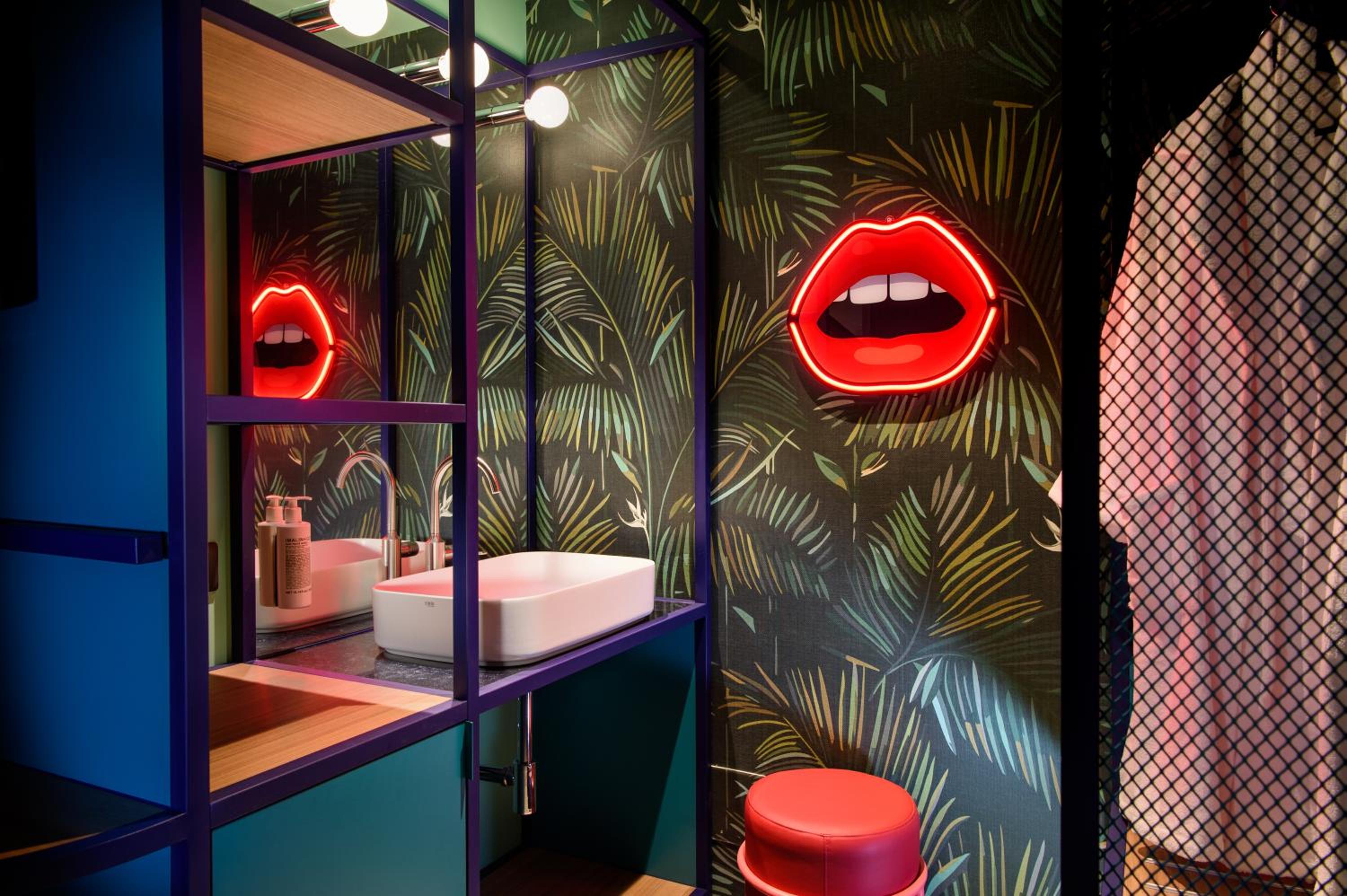Queen Suite - Photo 3