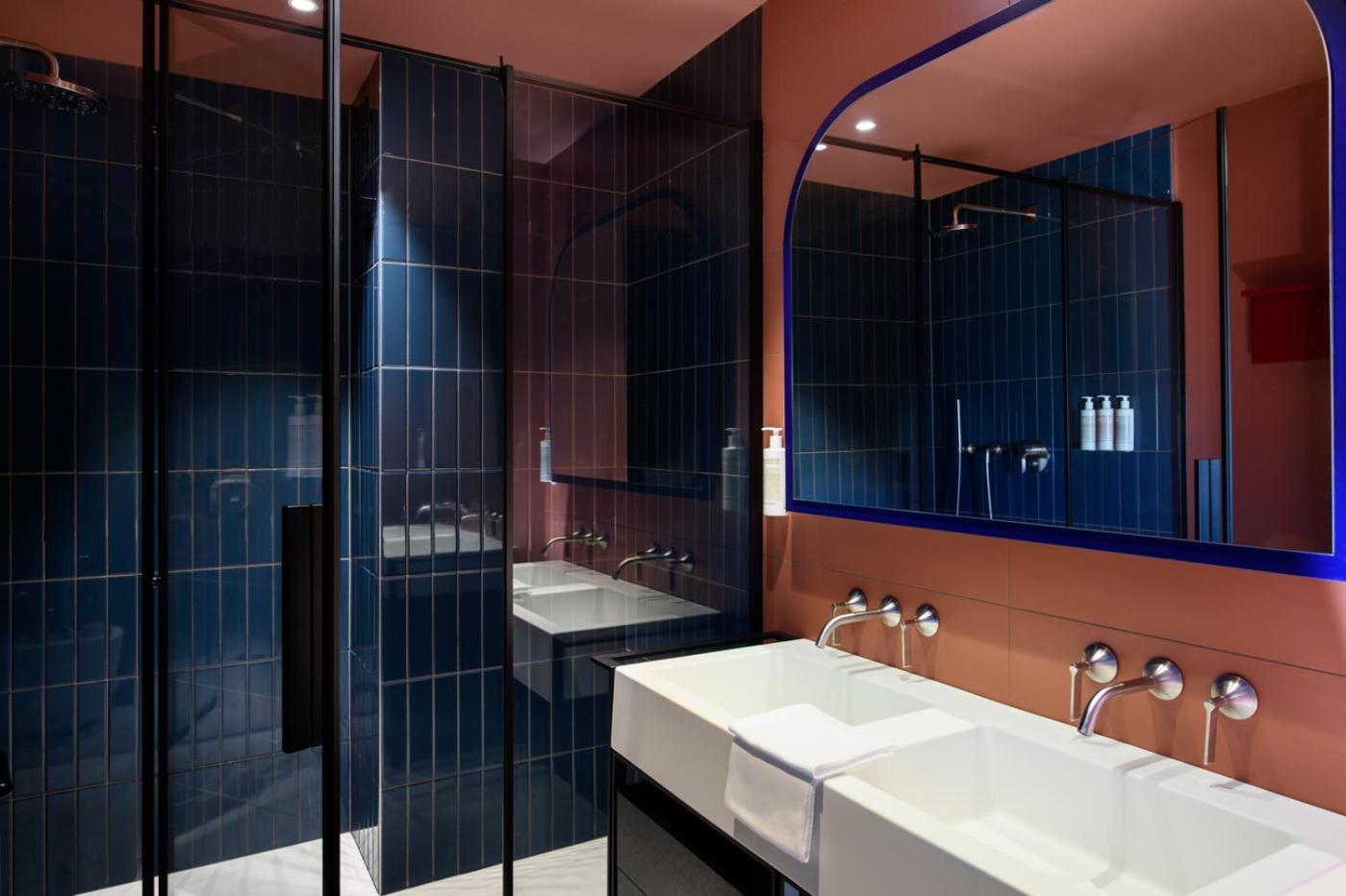 Queen Suite - Photo 26