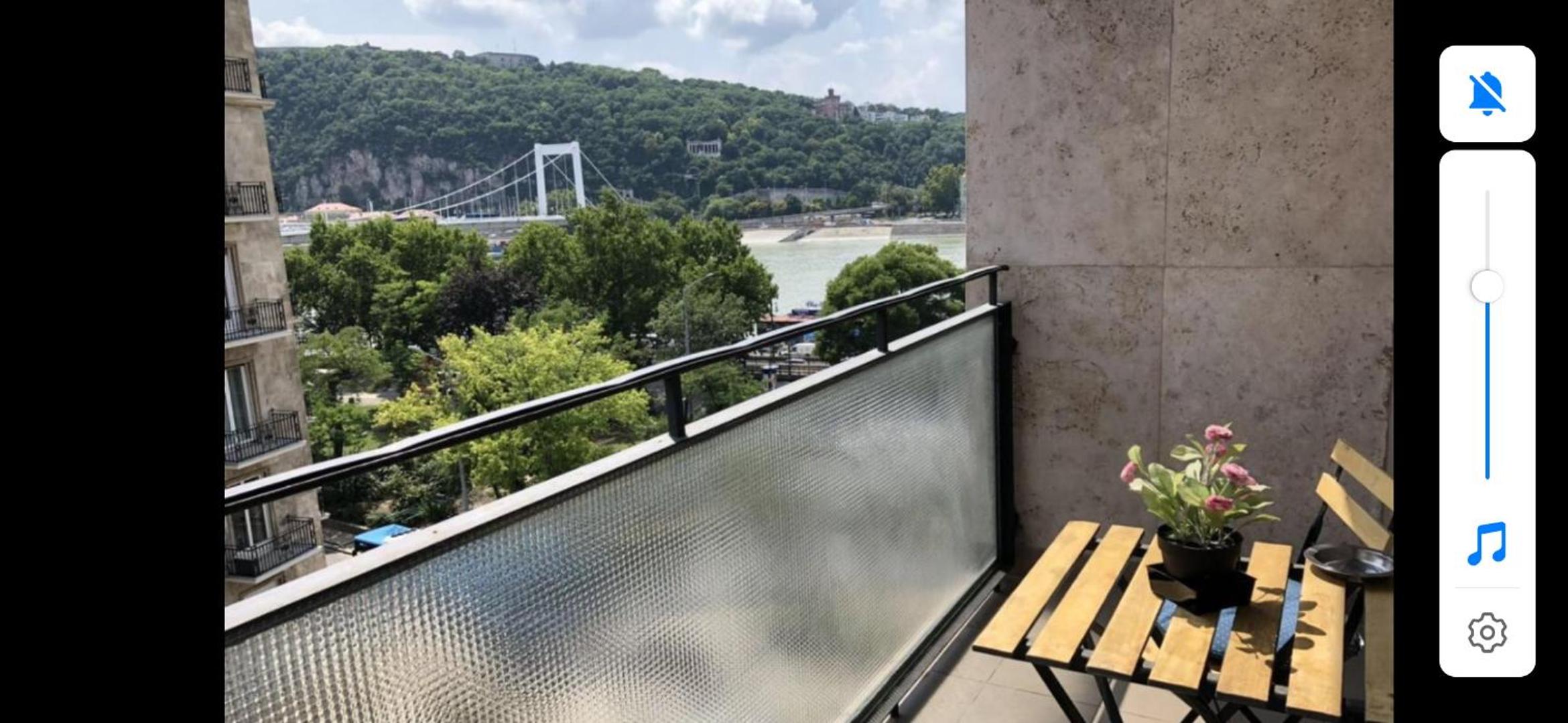 Apartment with Mountain View