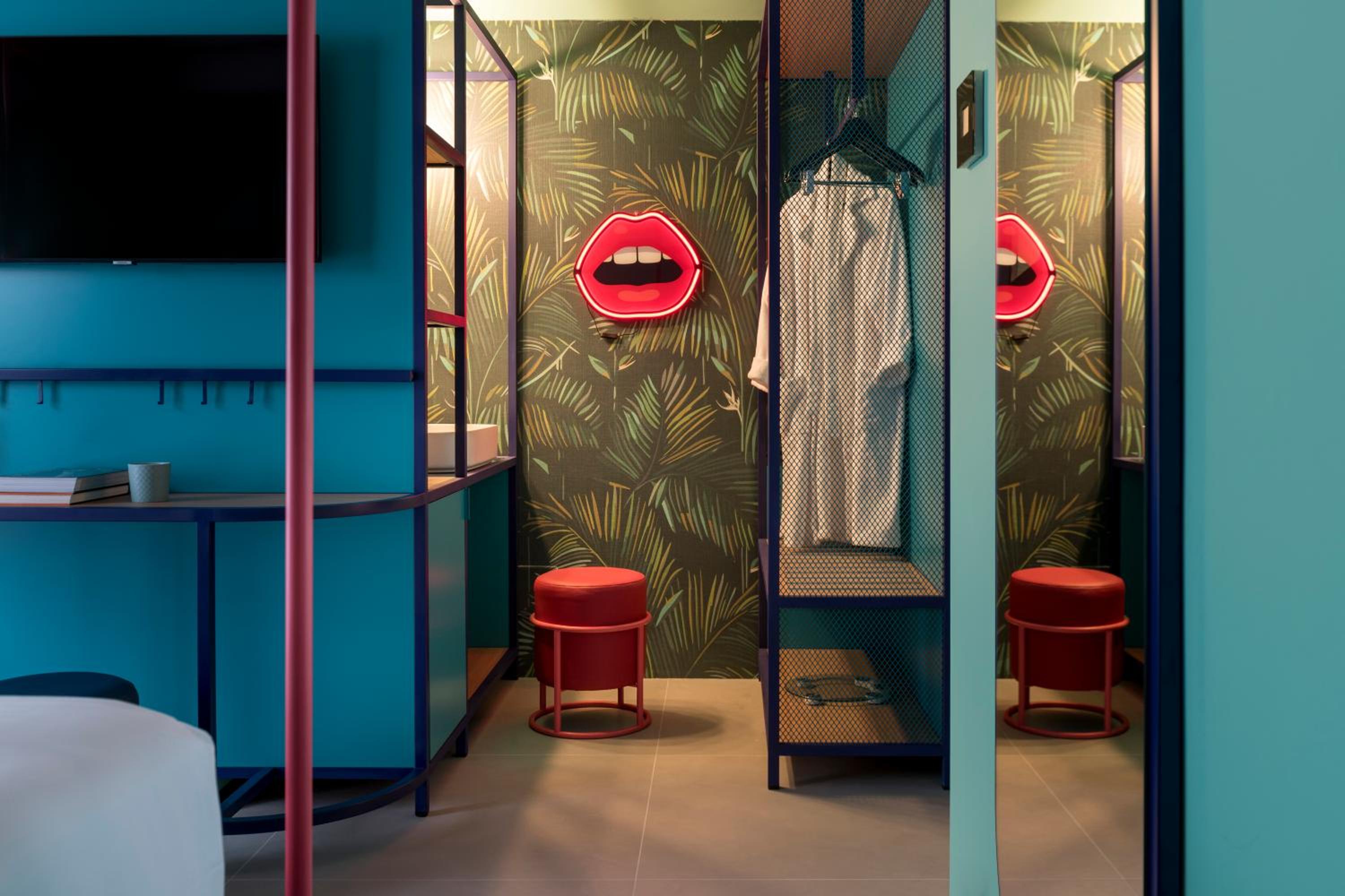 Queen Suite - Photo 22