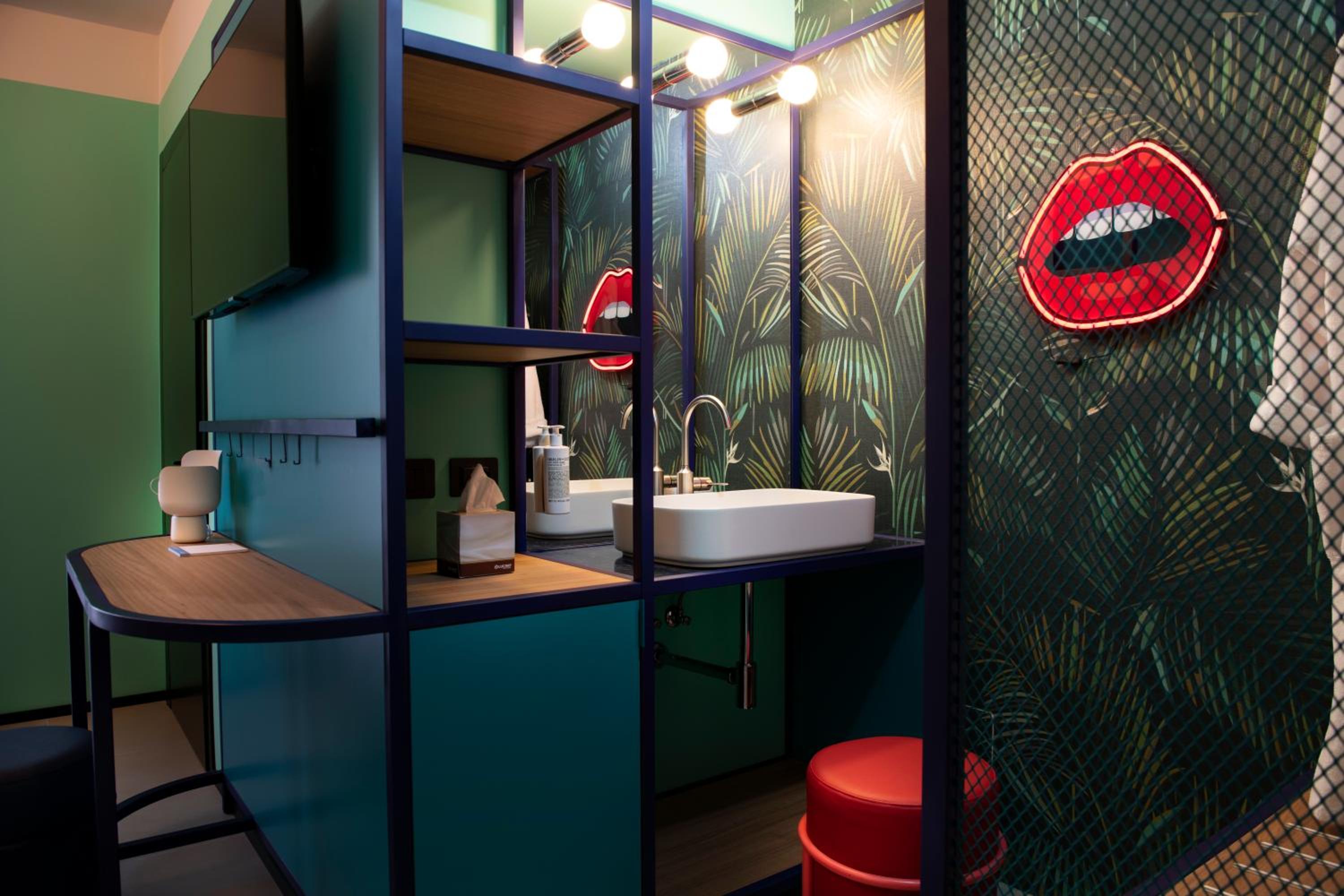 Queen Suite - Photo 2