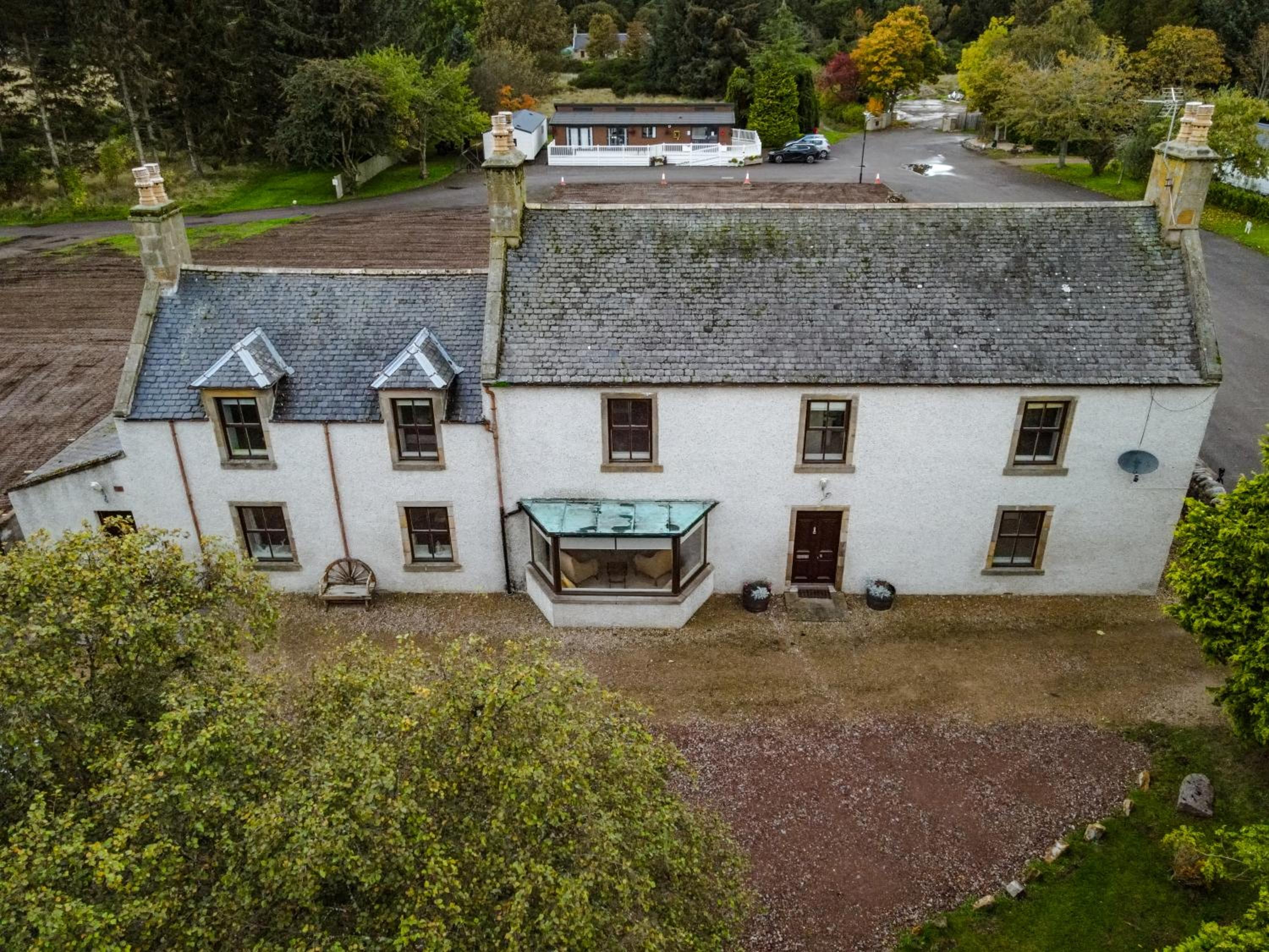 Six-Bedroom House - Photo 8