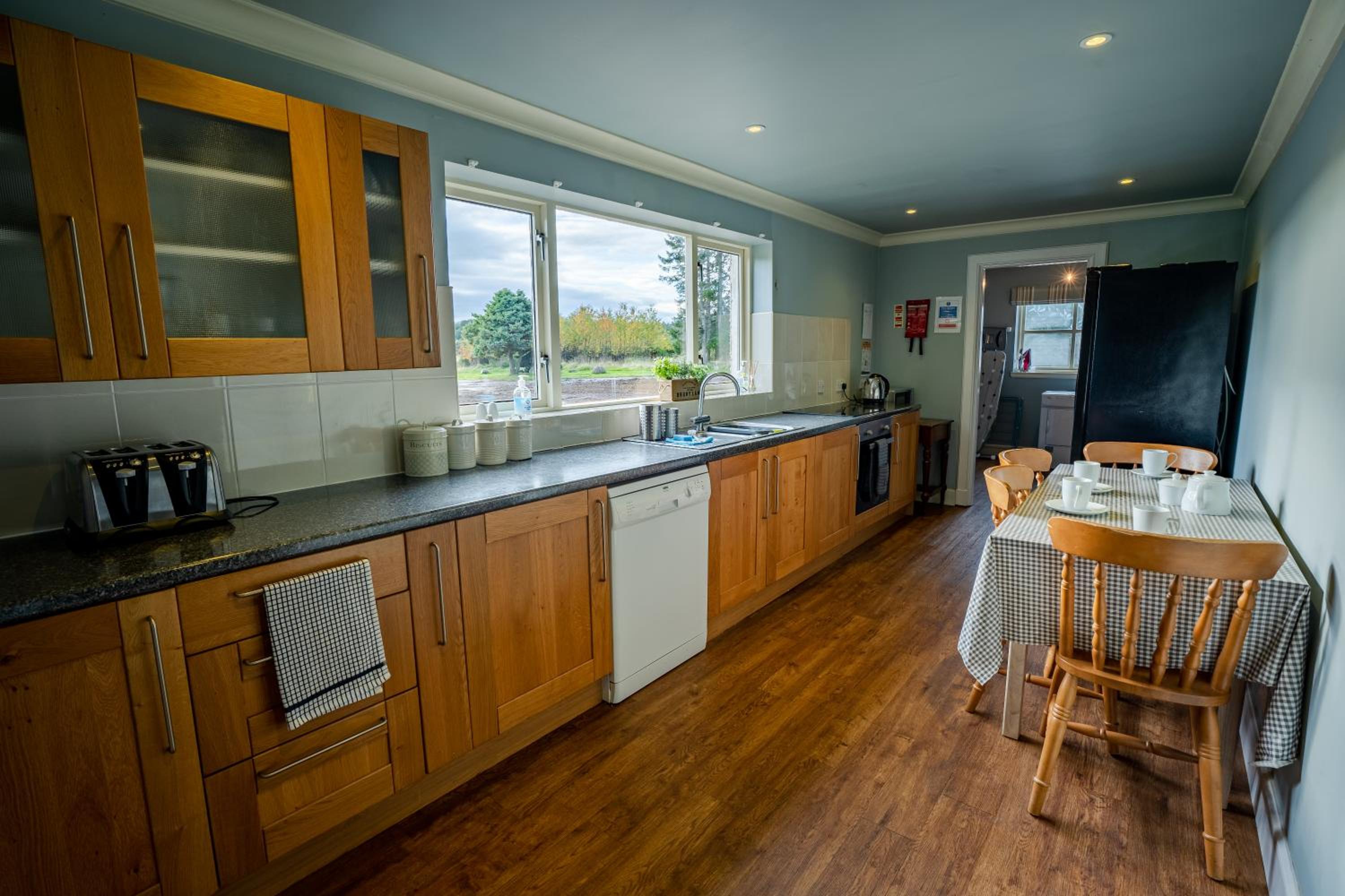 Six-Bedroom House - Photo 15