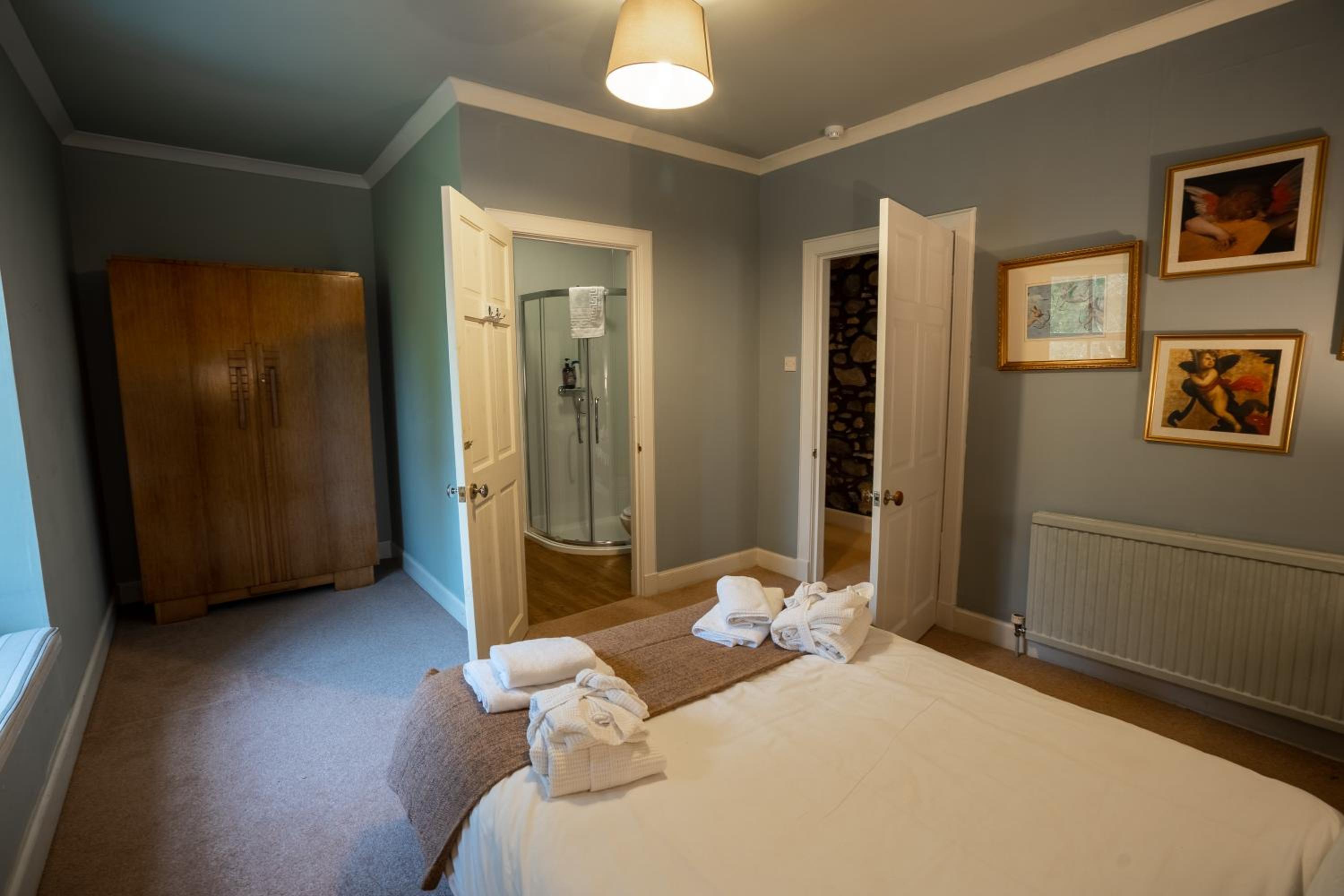 Six-Bedroom House - Photo 24