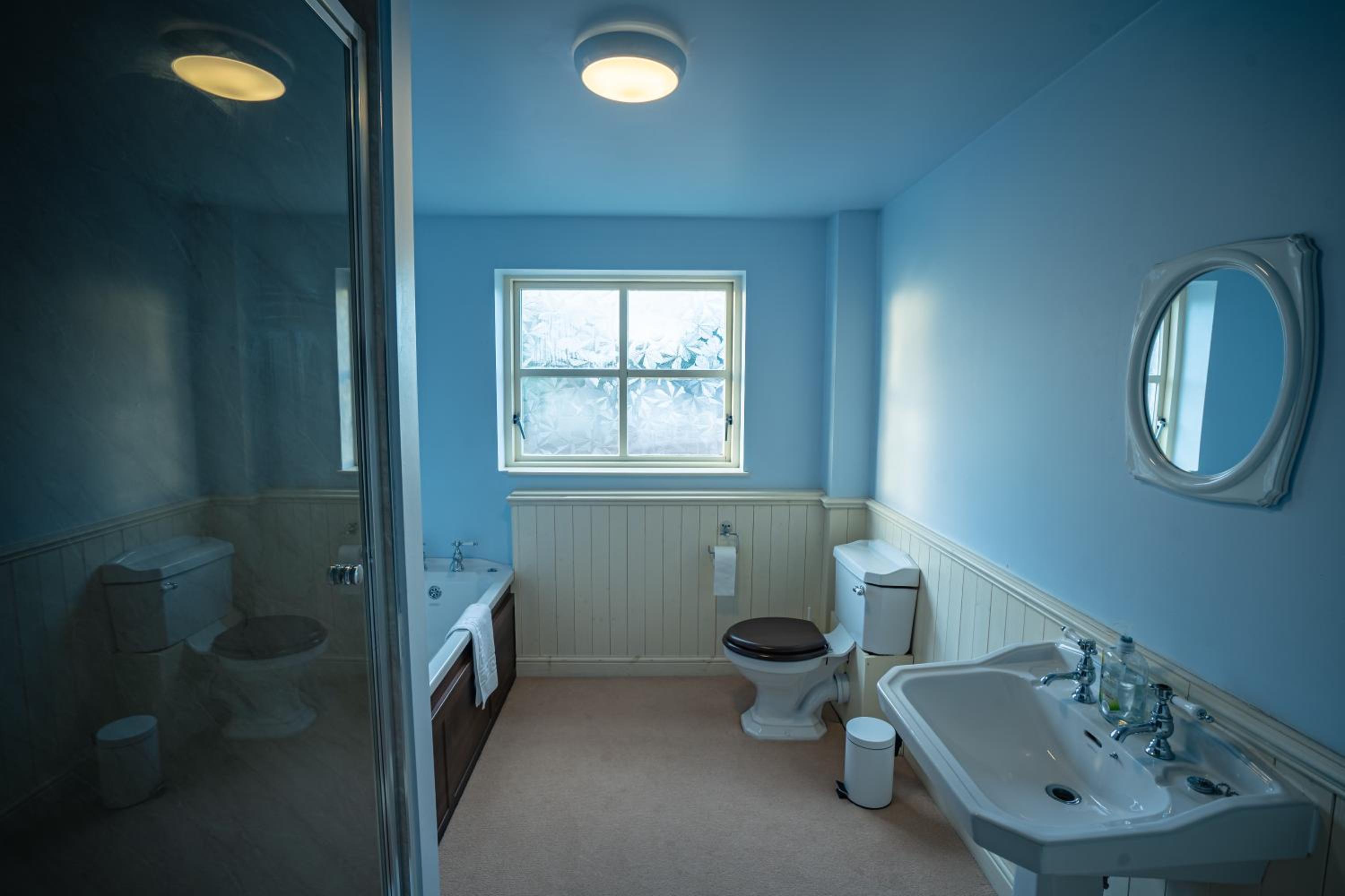 Six-Bedroom House - Photo 25