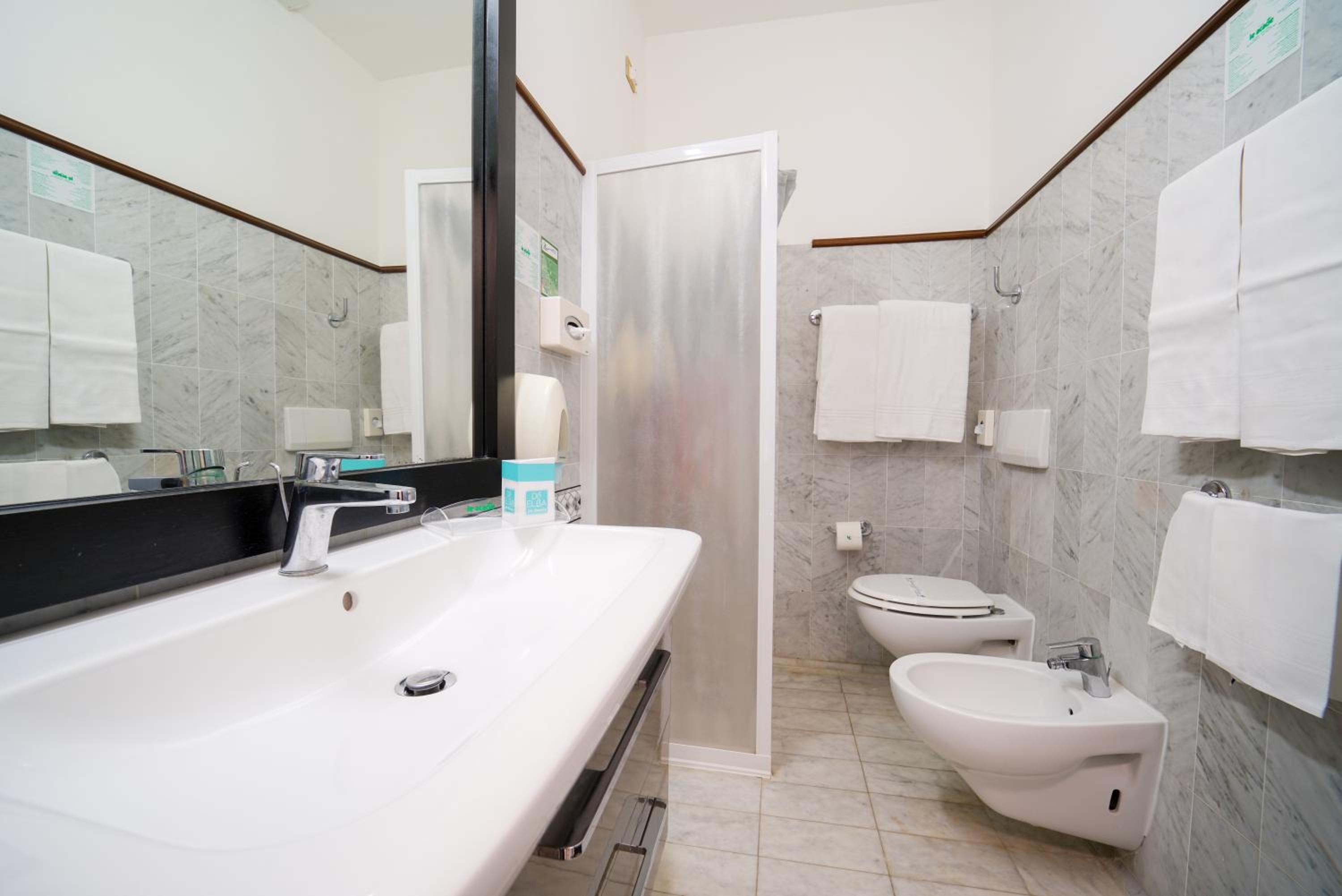 Basic Double or Twin Room - Photo 9