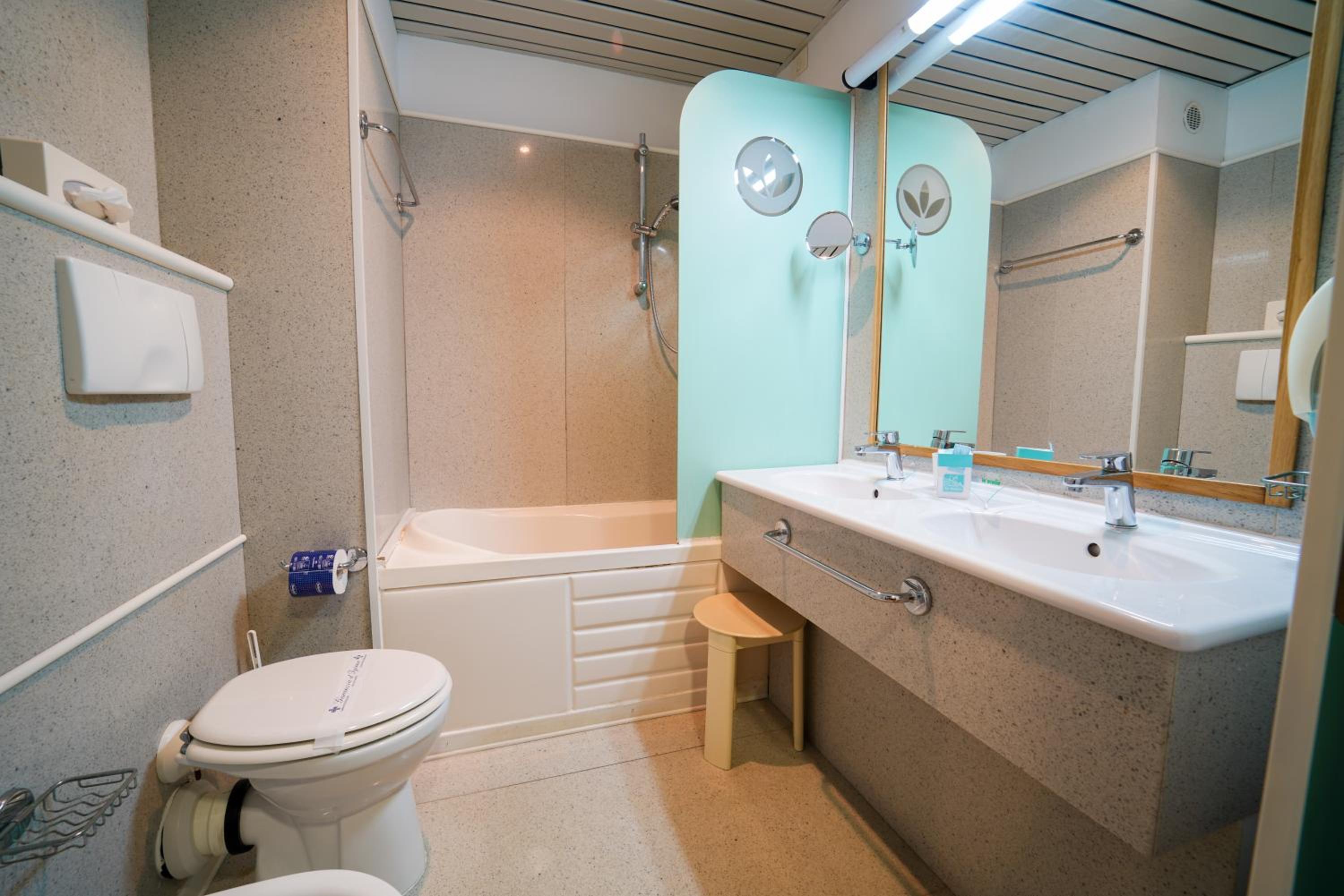 Basic Double or Twin Room - Photo 17