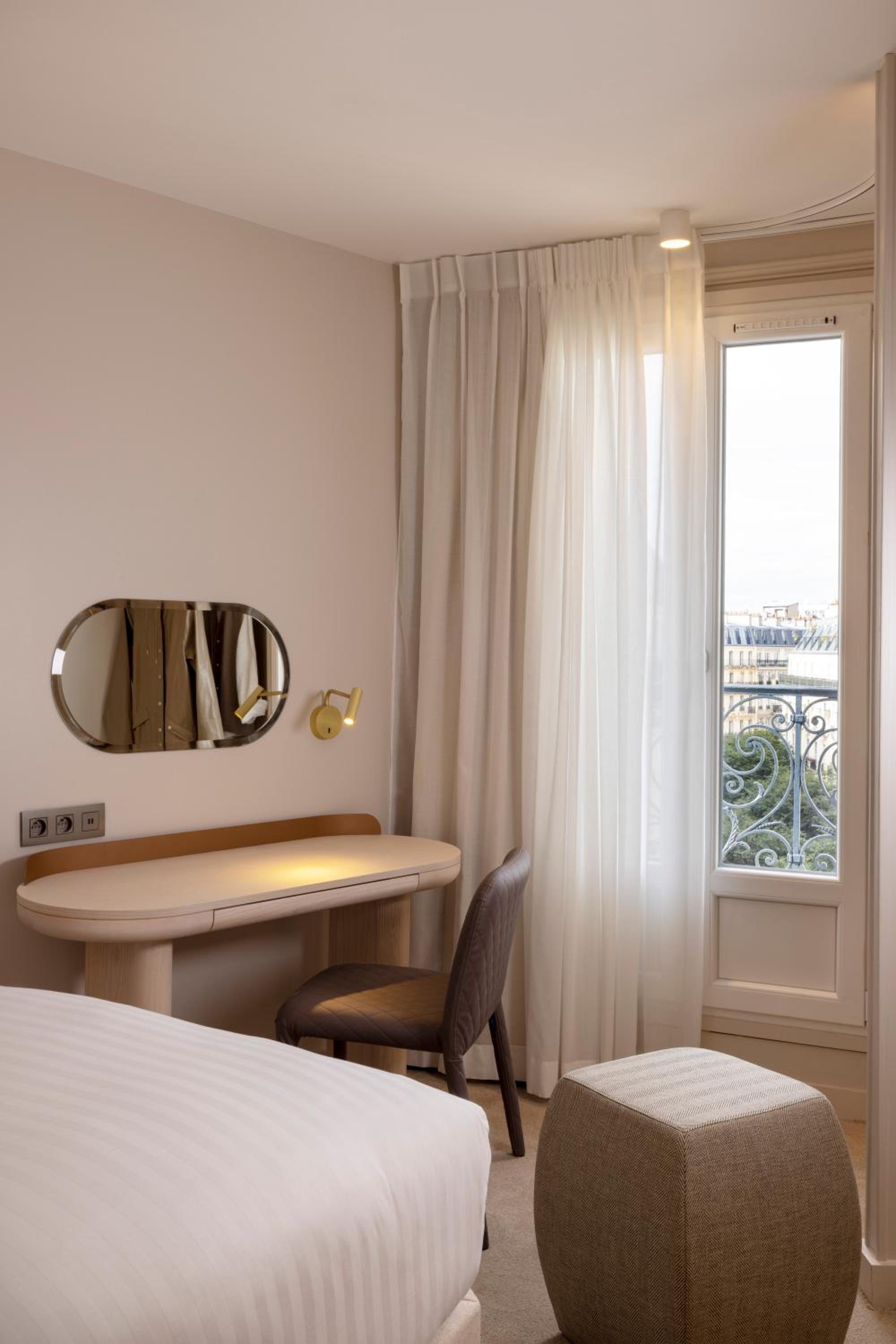 Deluxe Room with Balcony photo 2