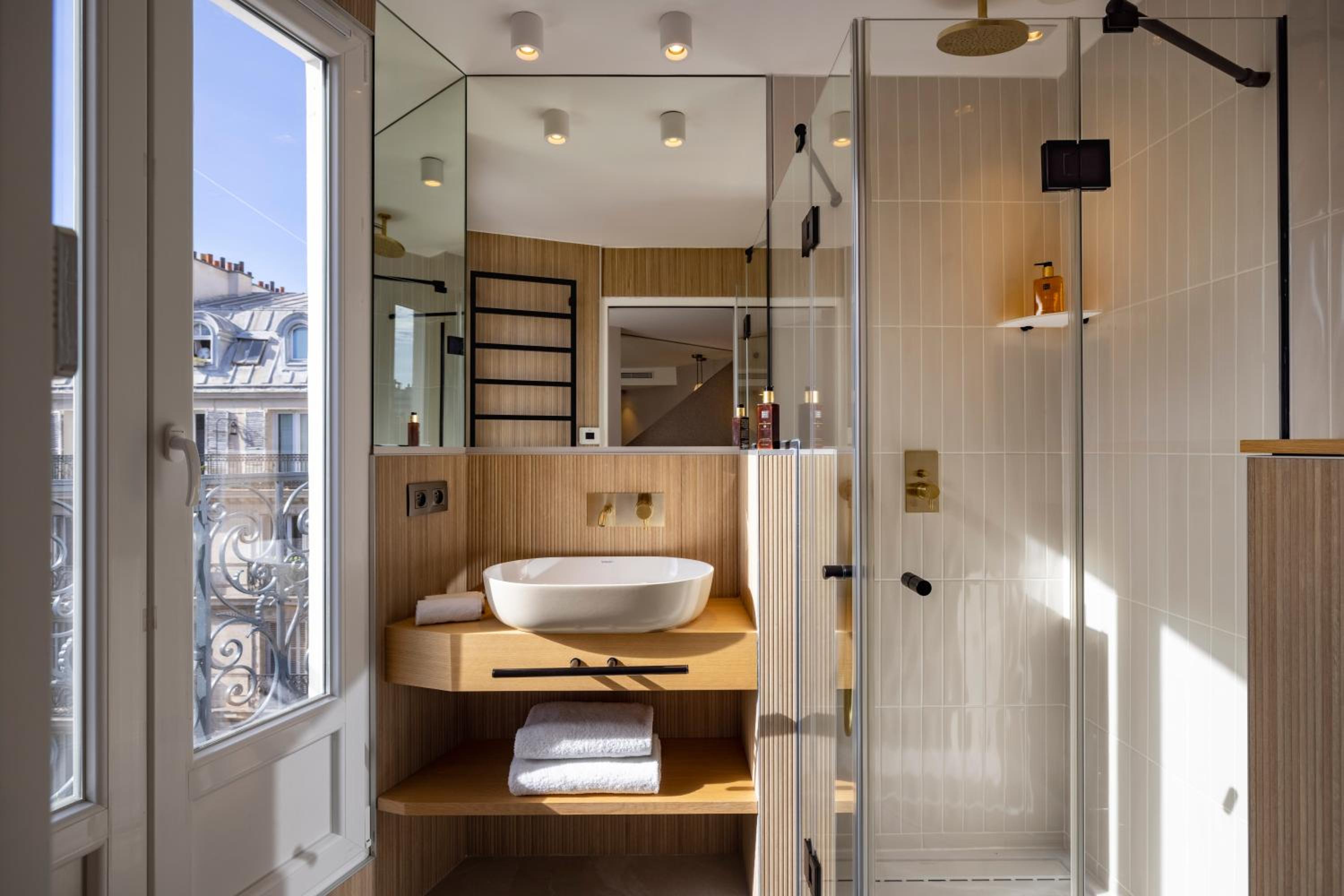 Deluxe Room with Balcony photo 3