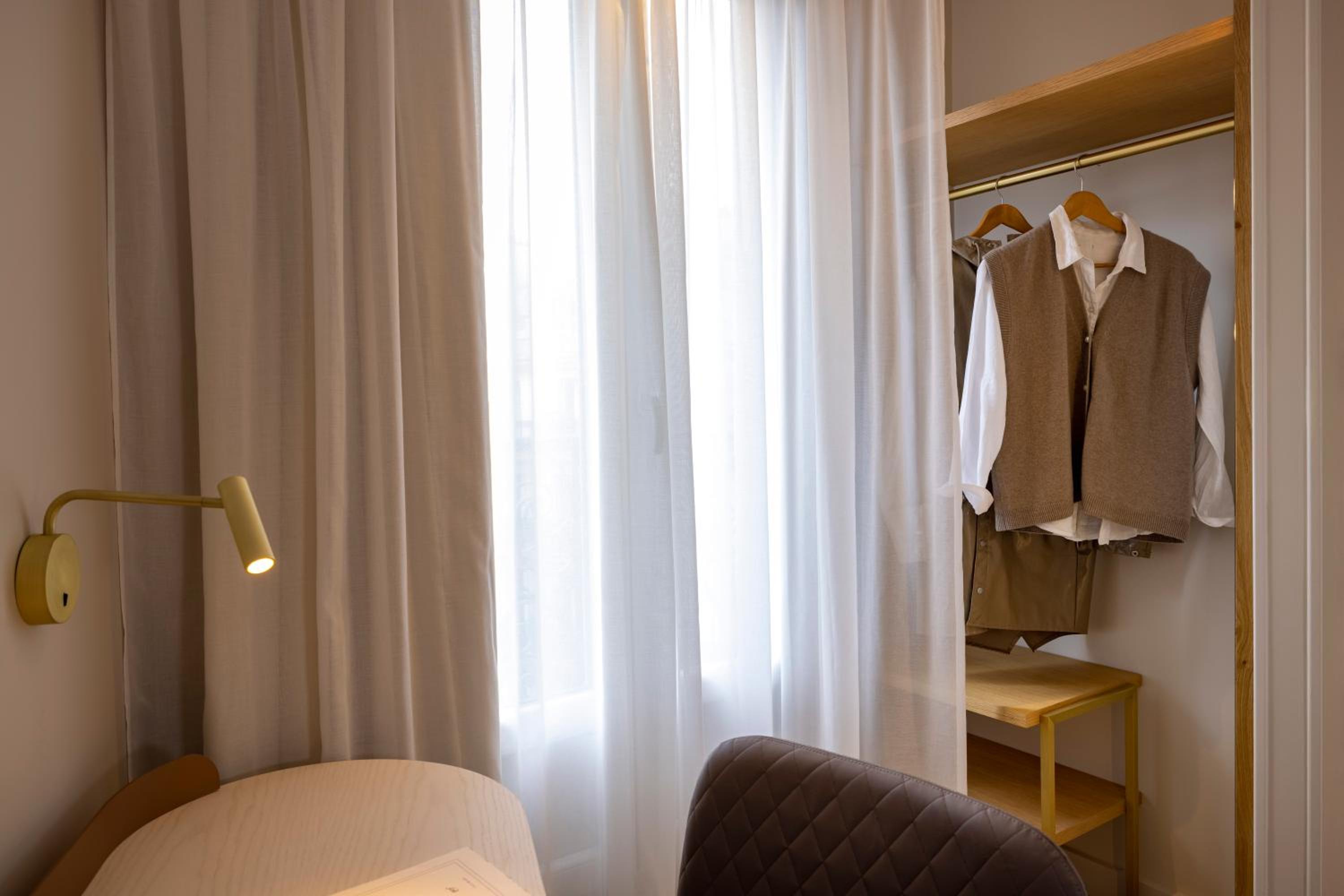 Deluxe Room with Balcony photo 2