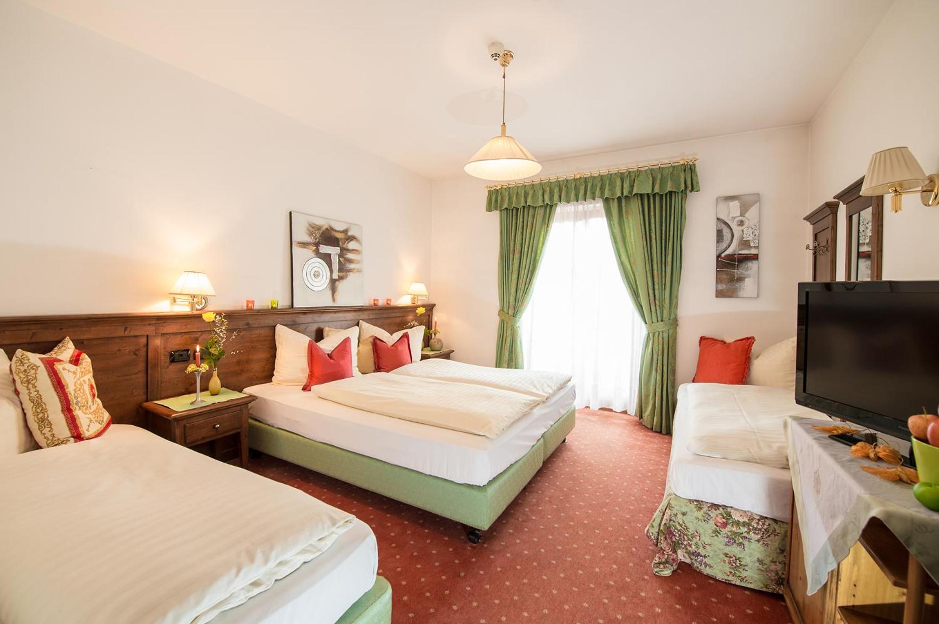 Quadruple Room with Balcony - Photo 4