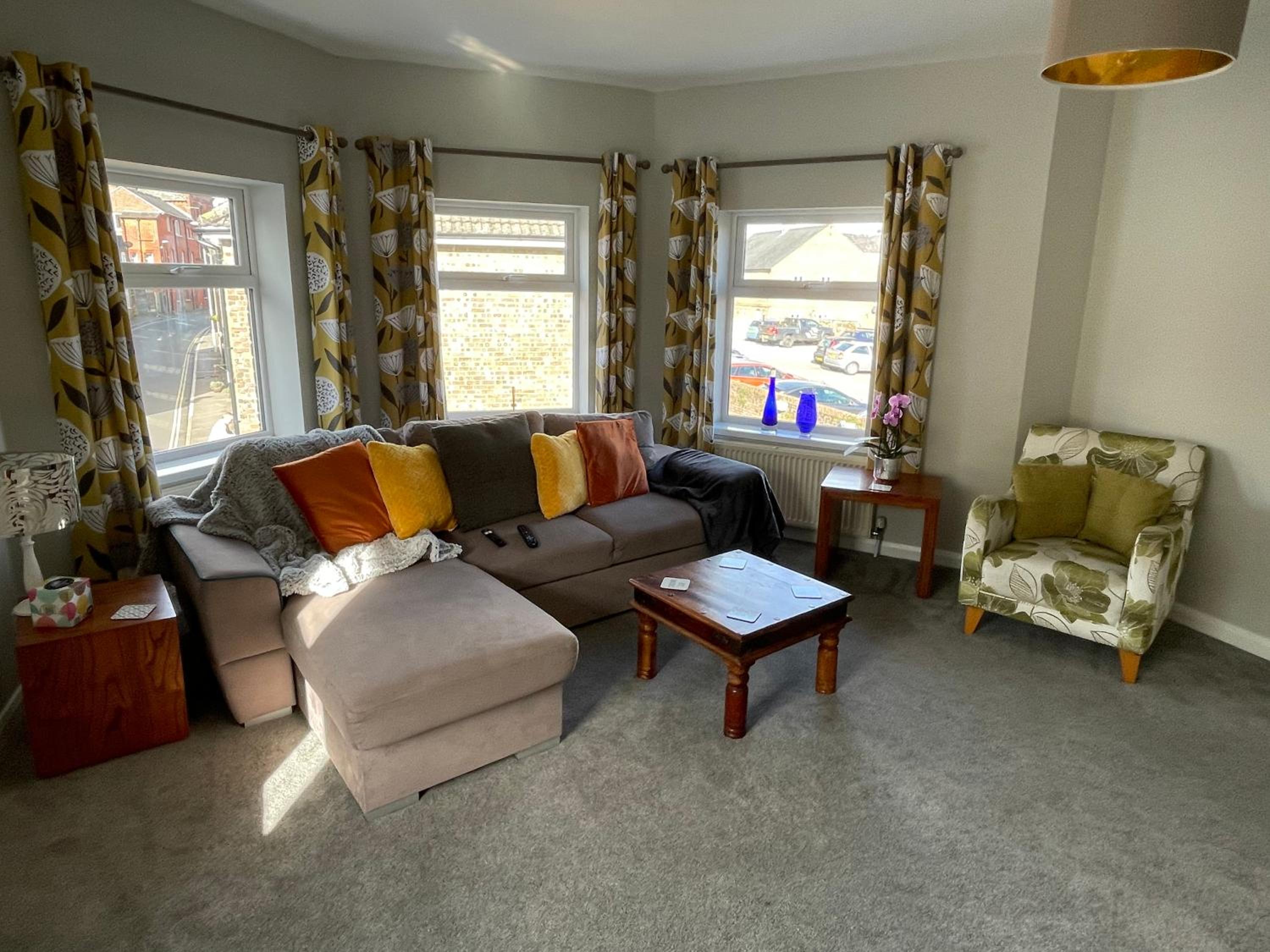 One-Bedroom Apartment - Photo 2