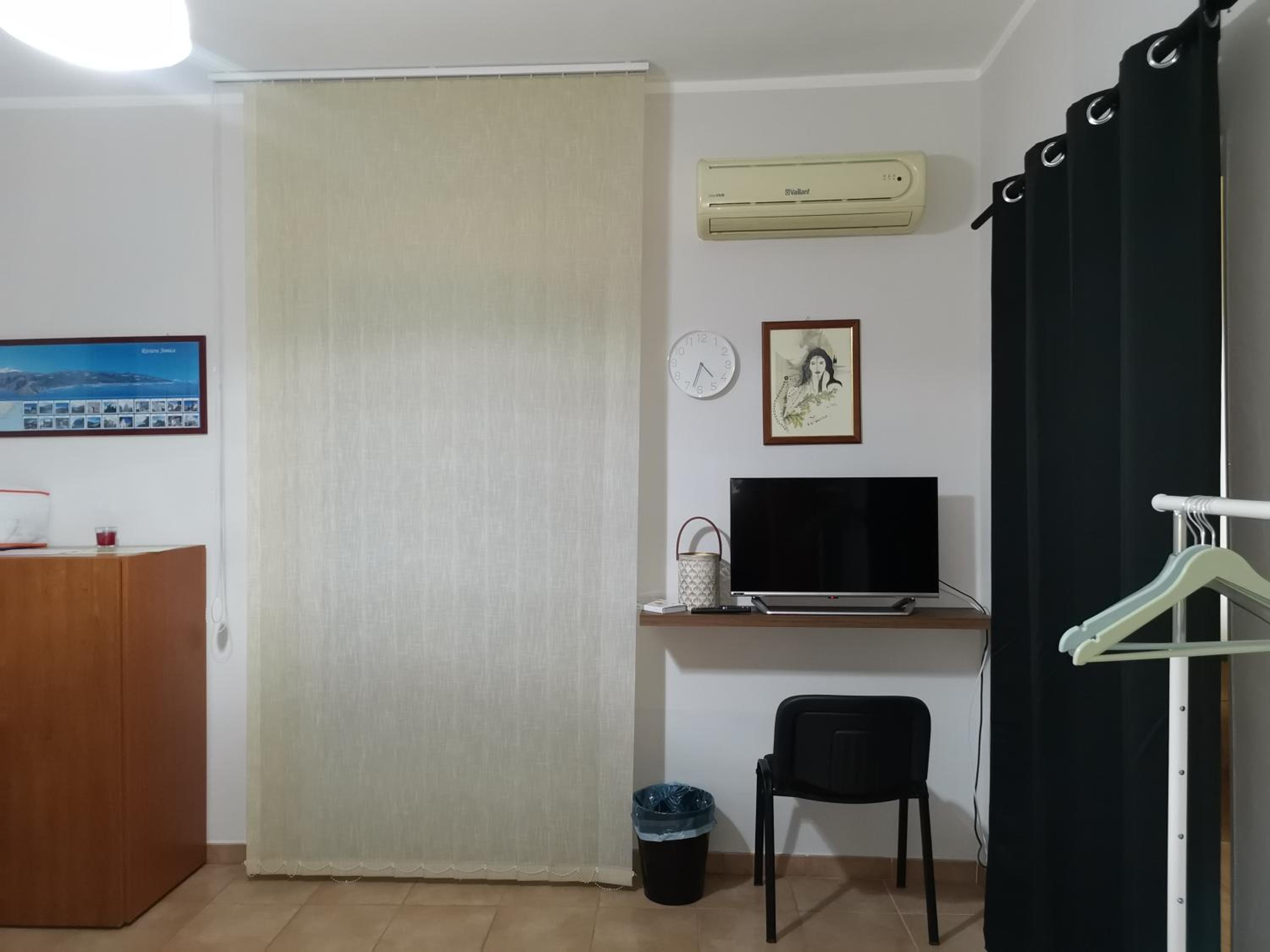 Twin Room with Private Bathroom photo 2