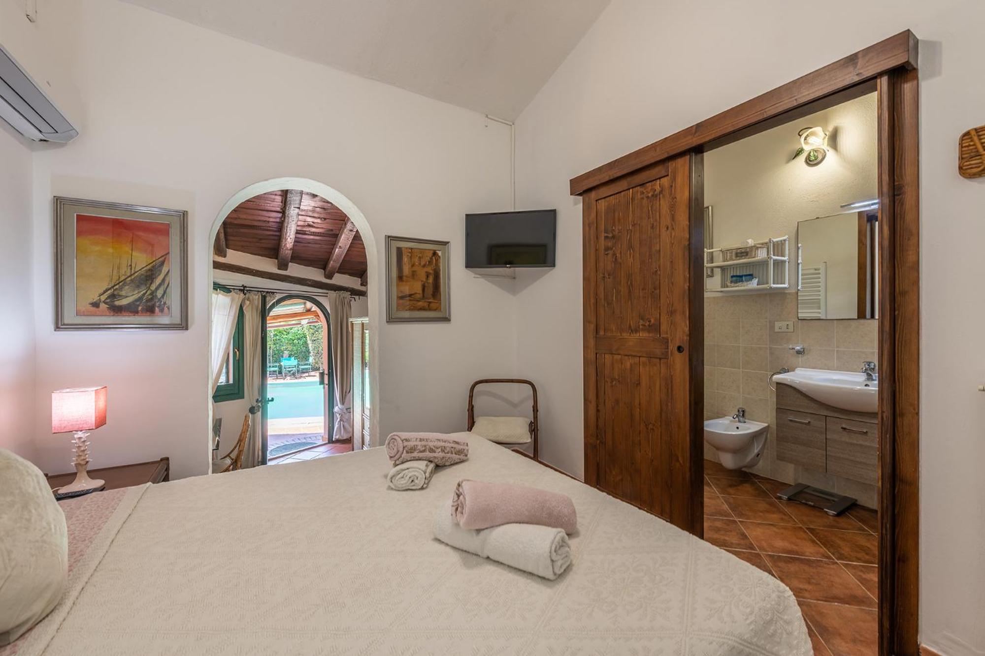 Queen Room with Pool View photo 1
