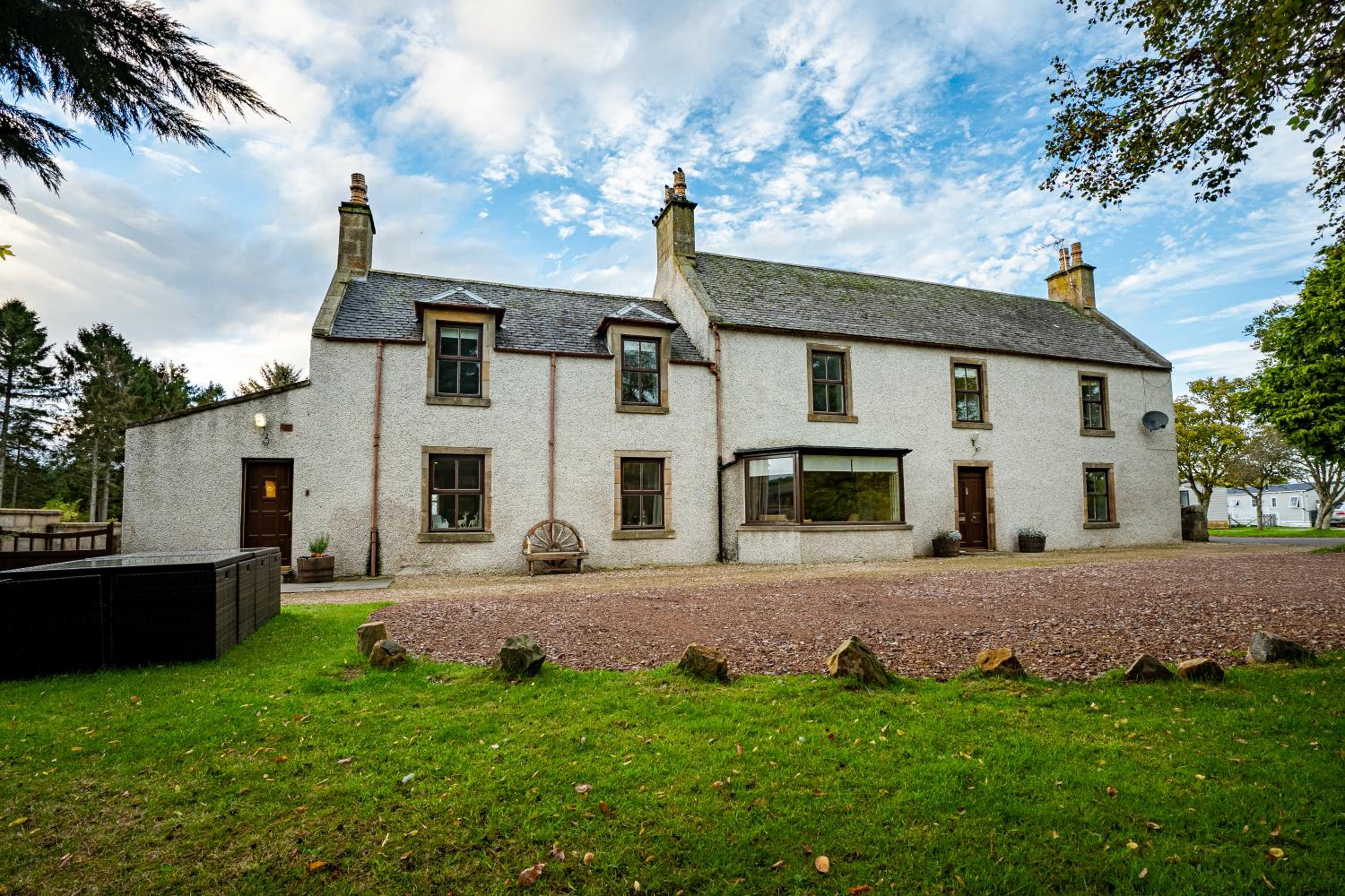 Six-Bedroom House - Photo 29
