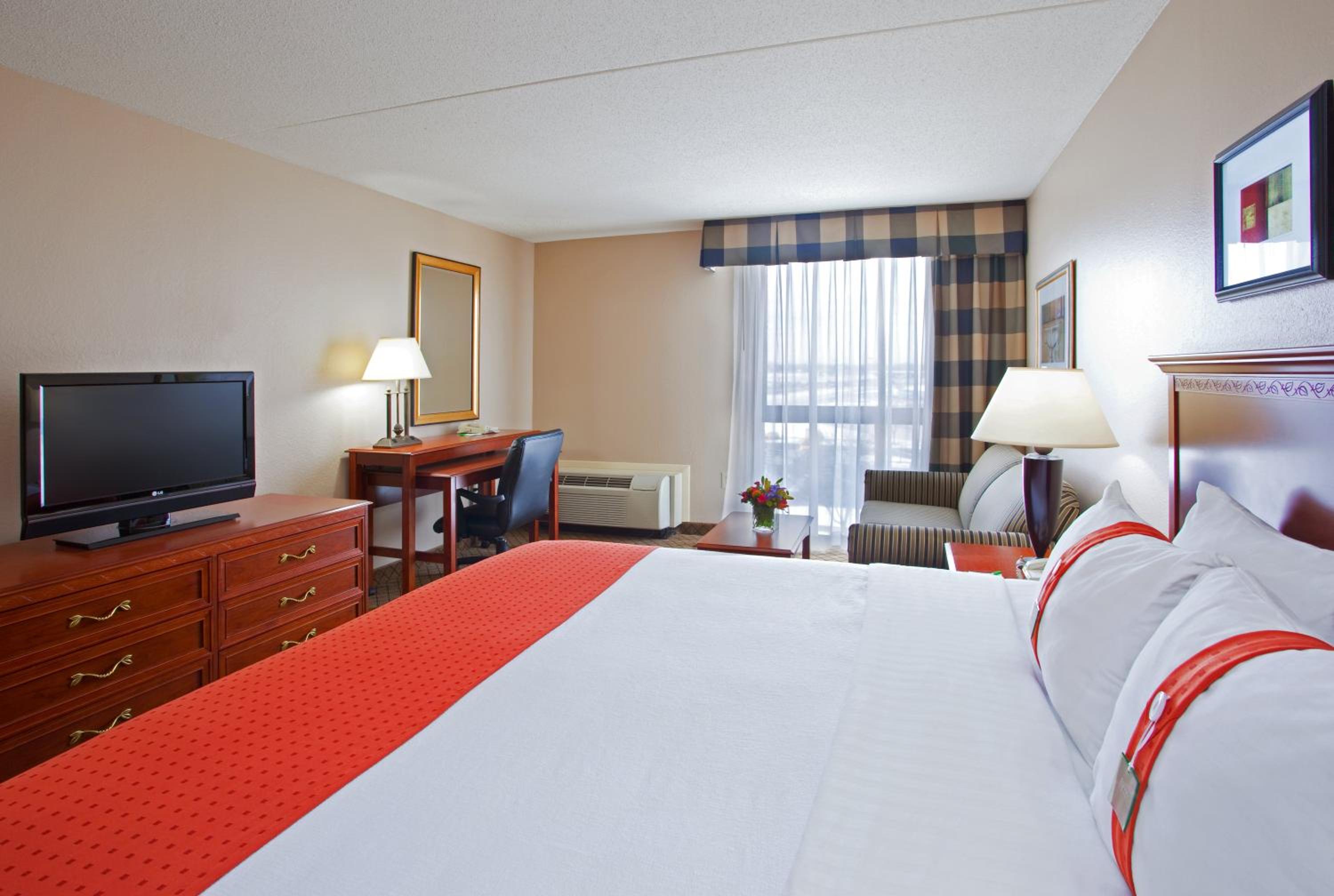 Standard King Room with Sofa Bed - Non-Smoking - Photo 2