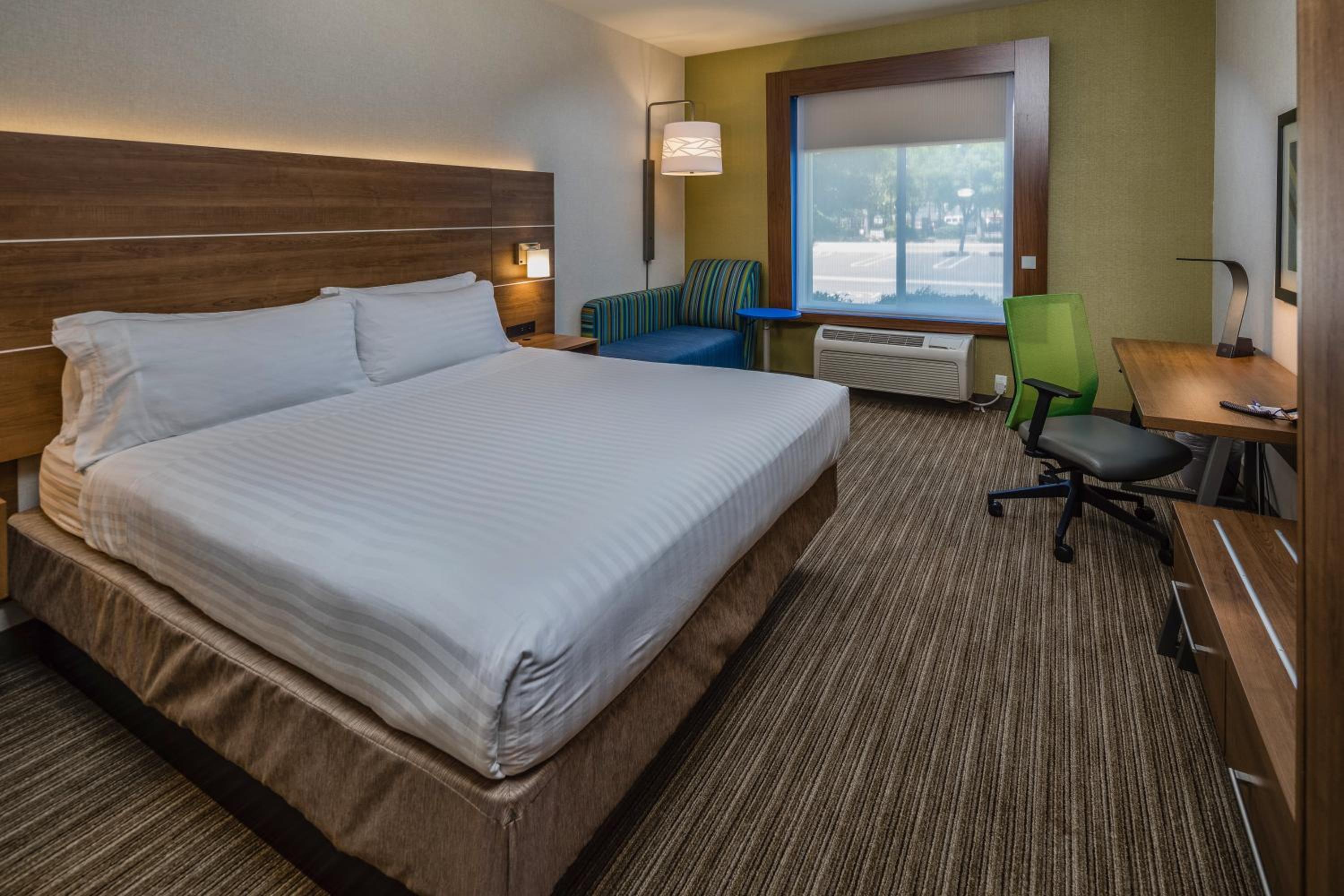 Standard King Room - Photo 7