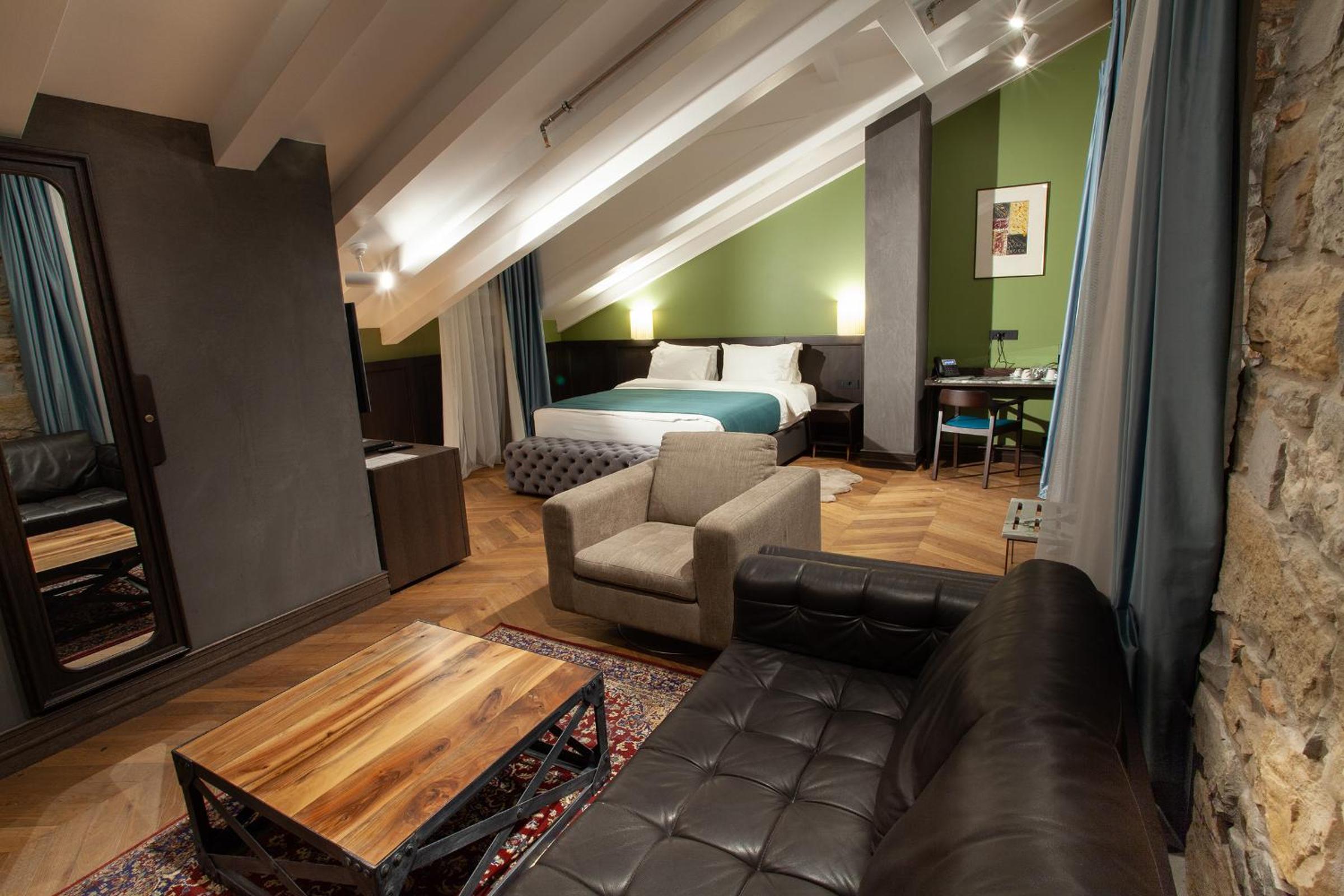 Executive Suite - Photo 4