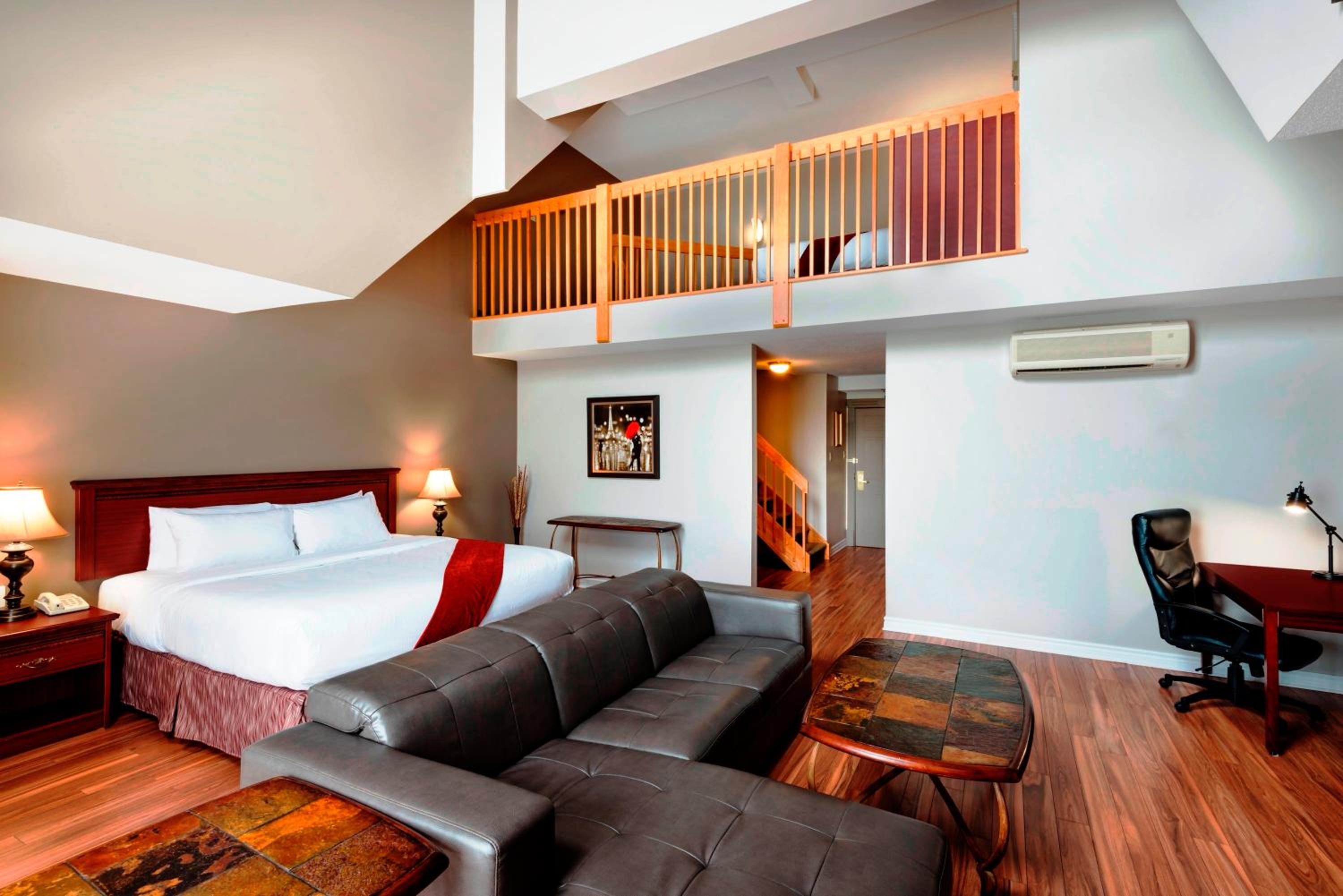 Loft Queen Suite - Non-Smoking photo 3