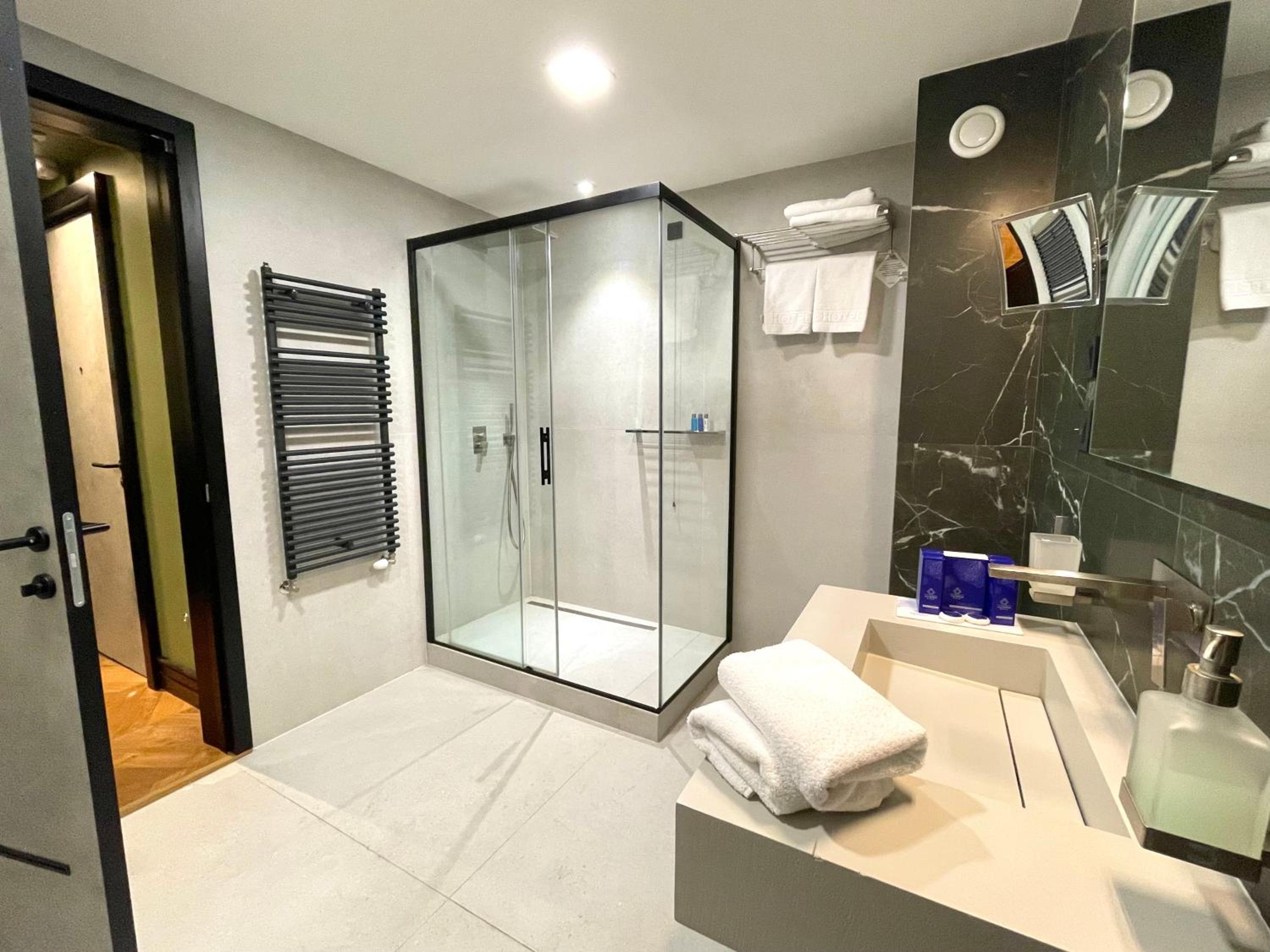 Executive Suite - Photo 3