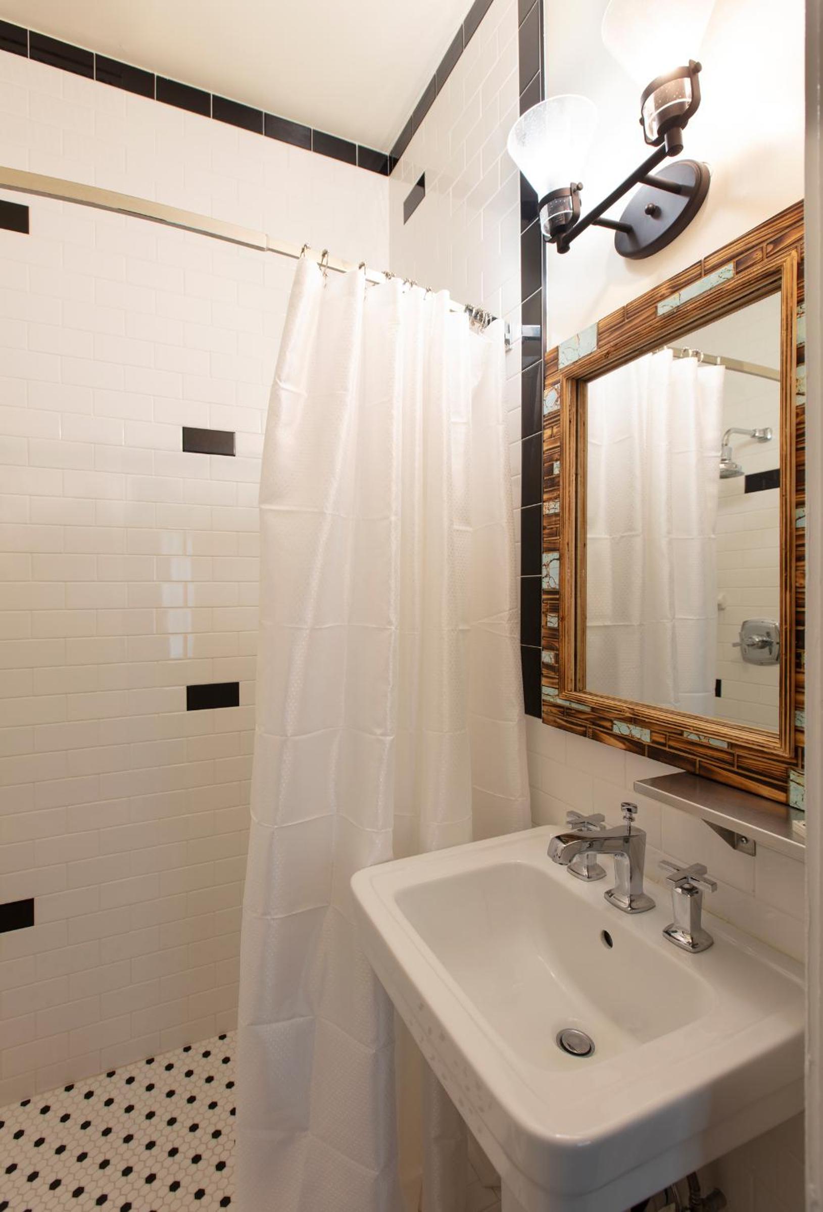 Deluxe Double Room (2 Adults + 1 Child) - Photo 3