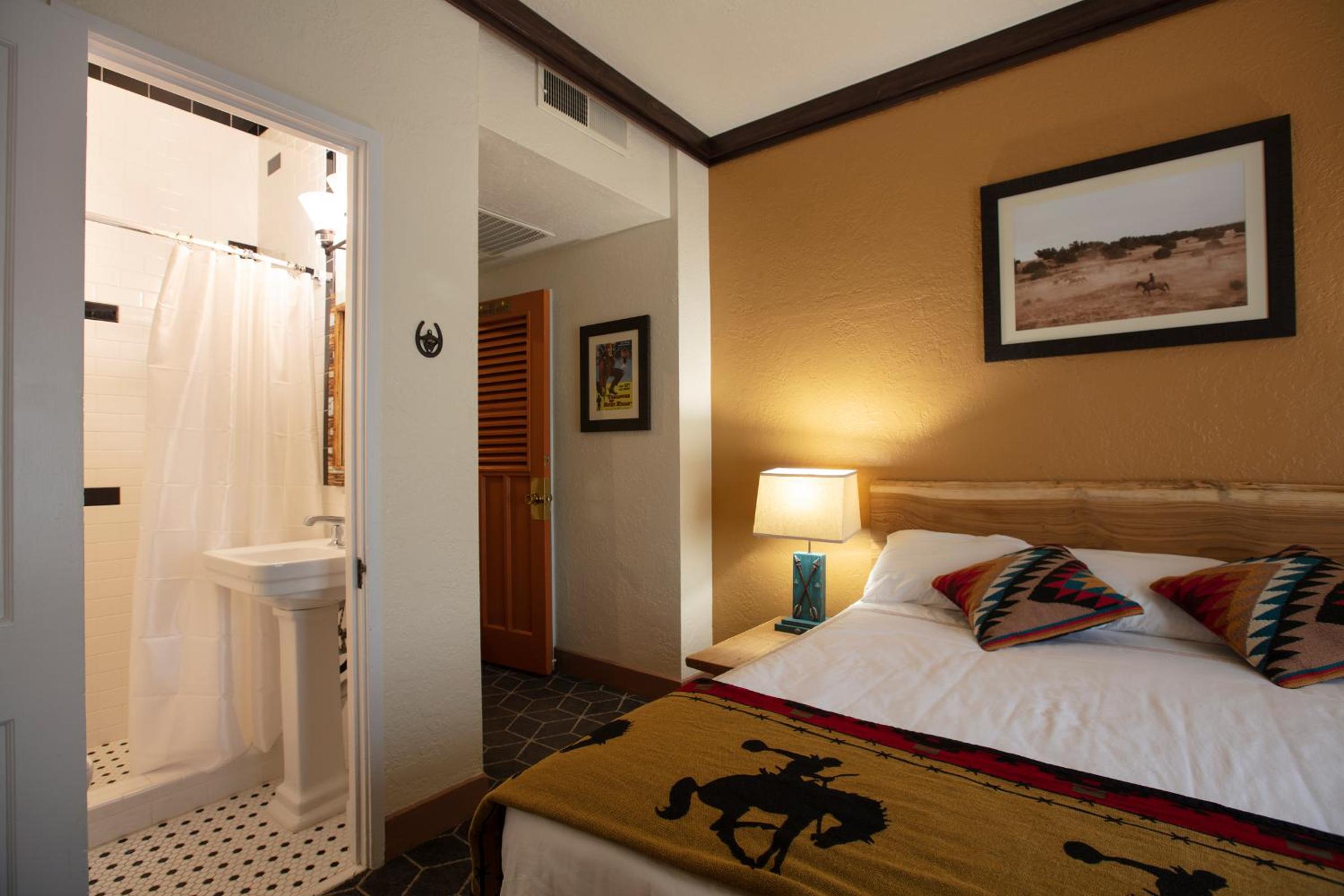 Deluxe King Room - Photo 7