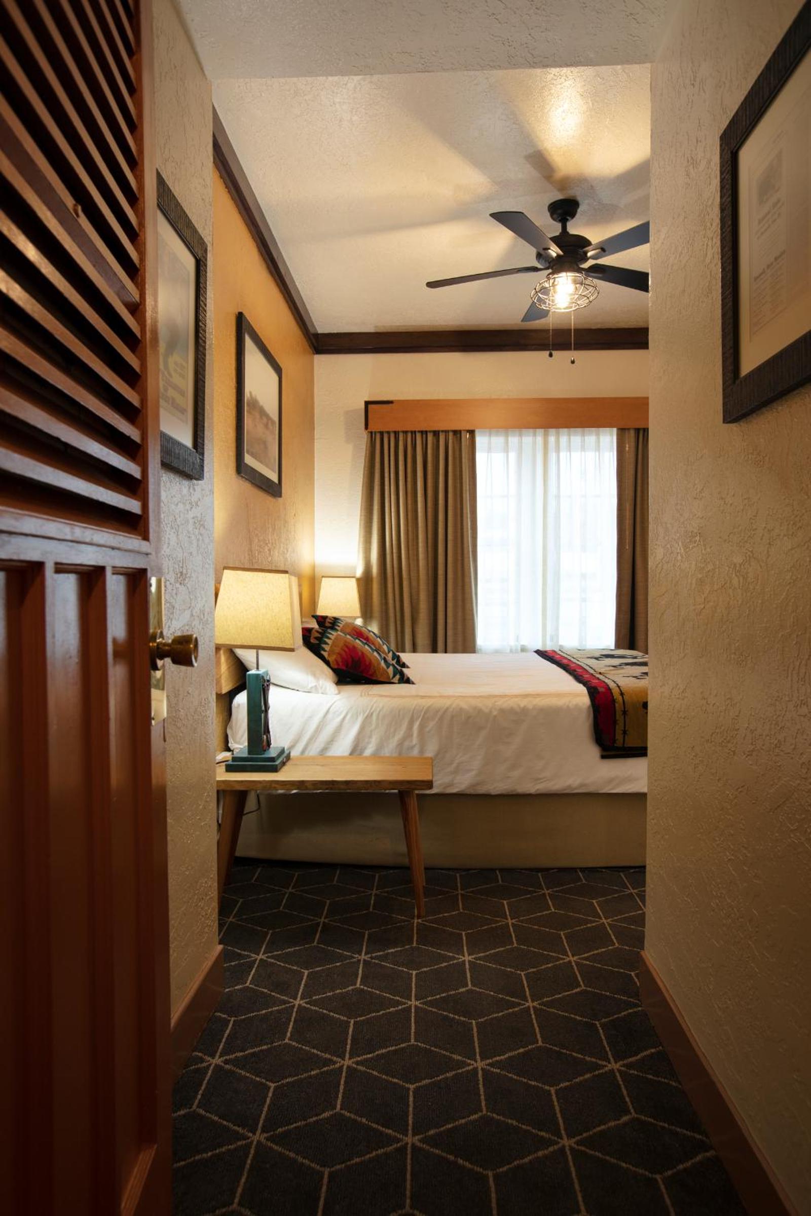 Deluxe King Room - Photo 6