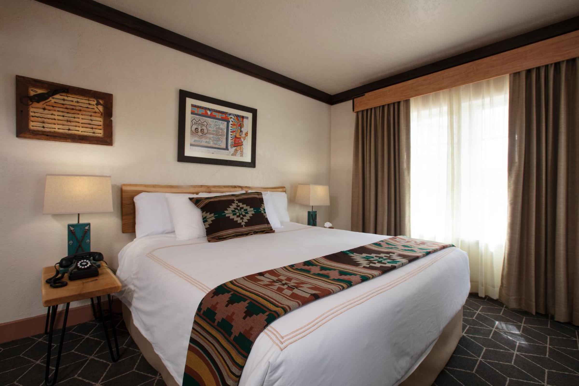 Deluxe King Room - Photo 8