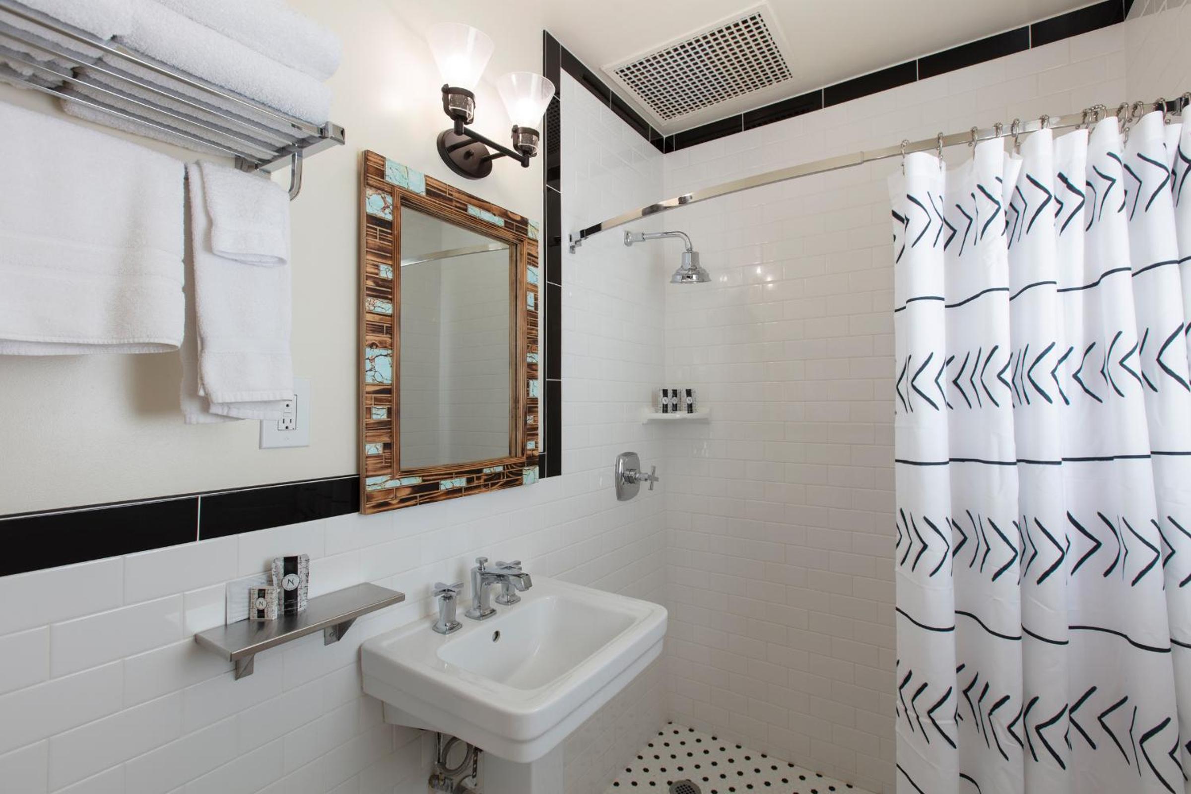 Deluxe Double Room (2 Adults + 1 Child) - Photo 2