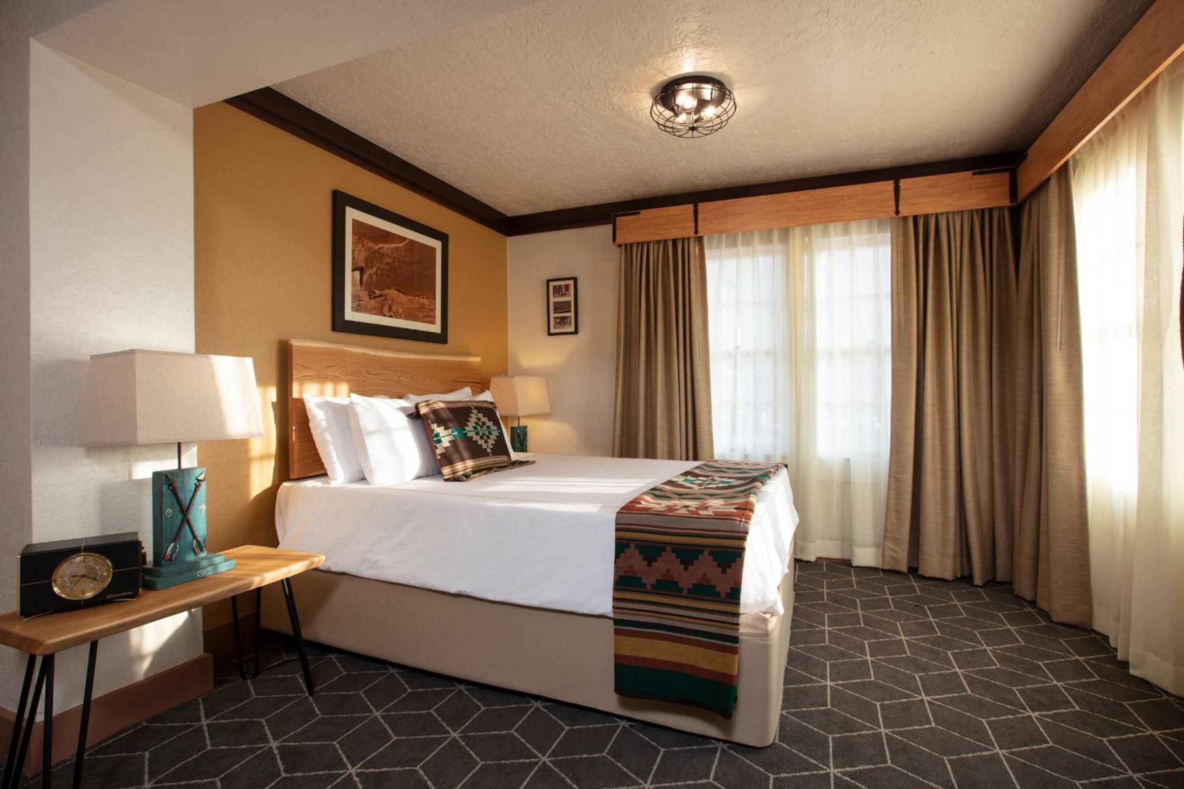 Deluxe King Room - Photo 3