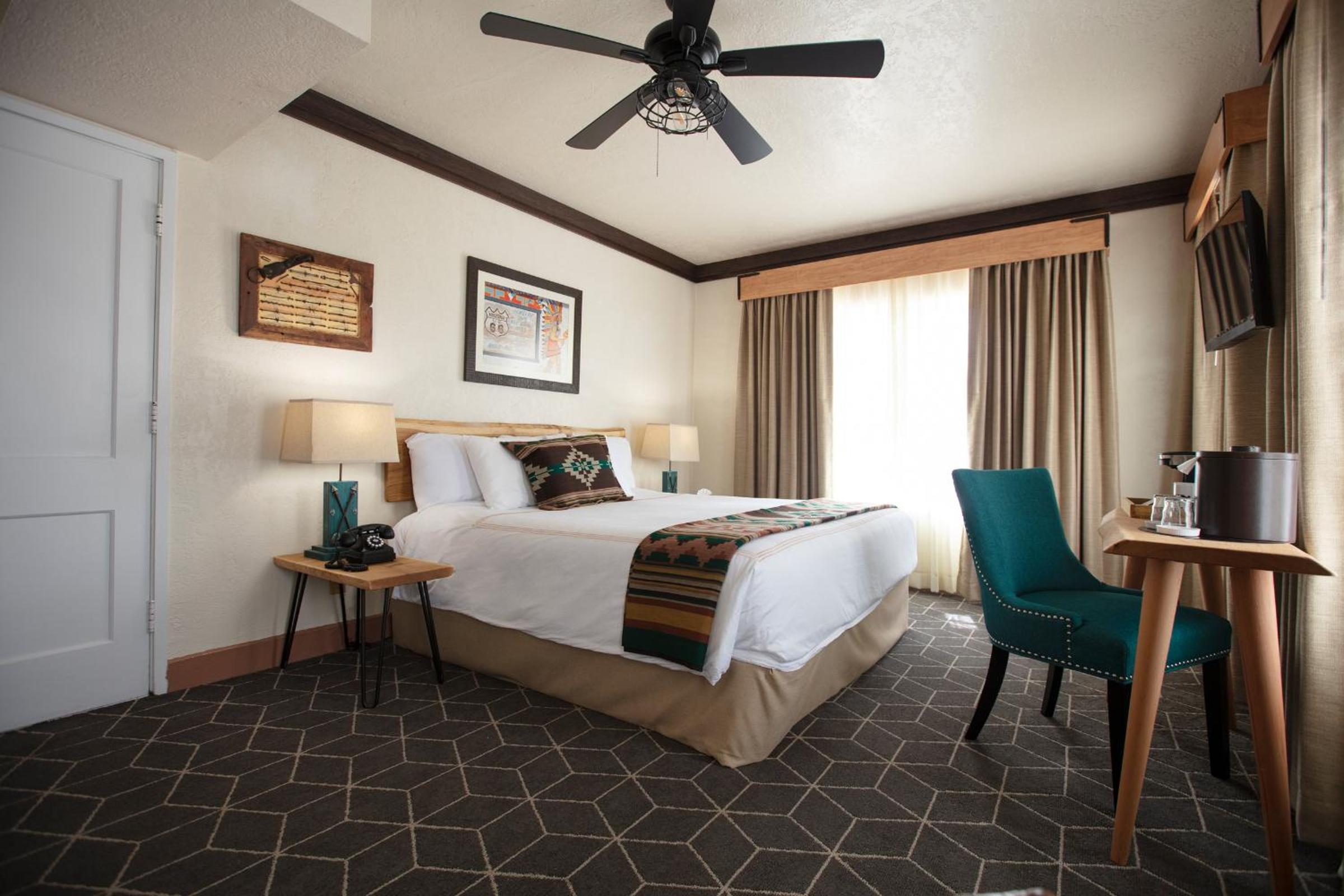 Deluxe King Room - Photo 4