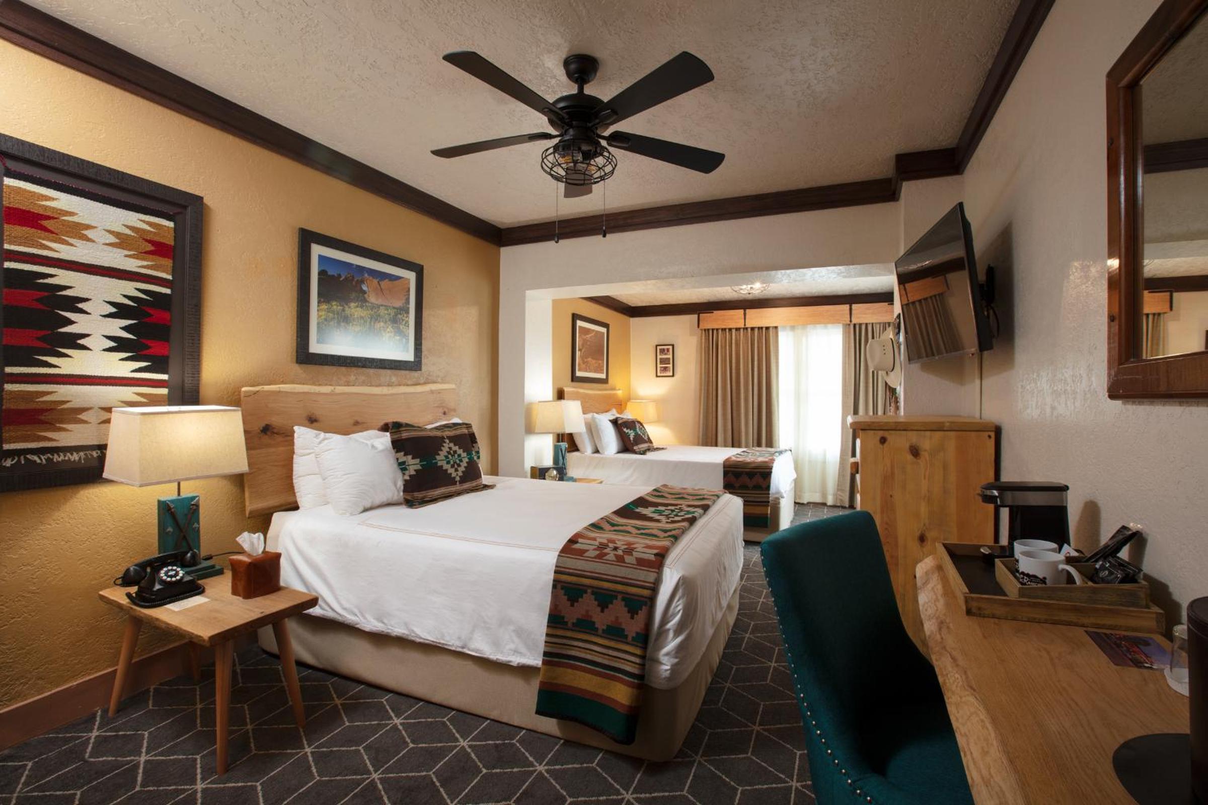 Deluxe Double Room (2 Adults + 1 Child) - Photo 4