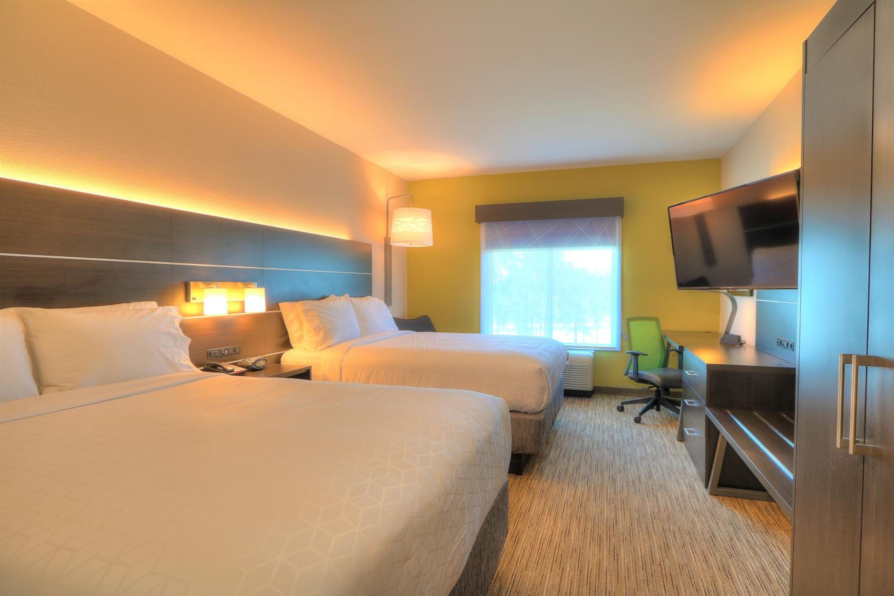 Standard Queen Room with Two Queen Beds - Photo 4