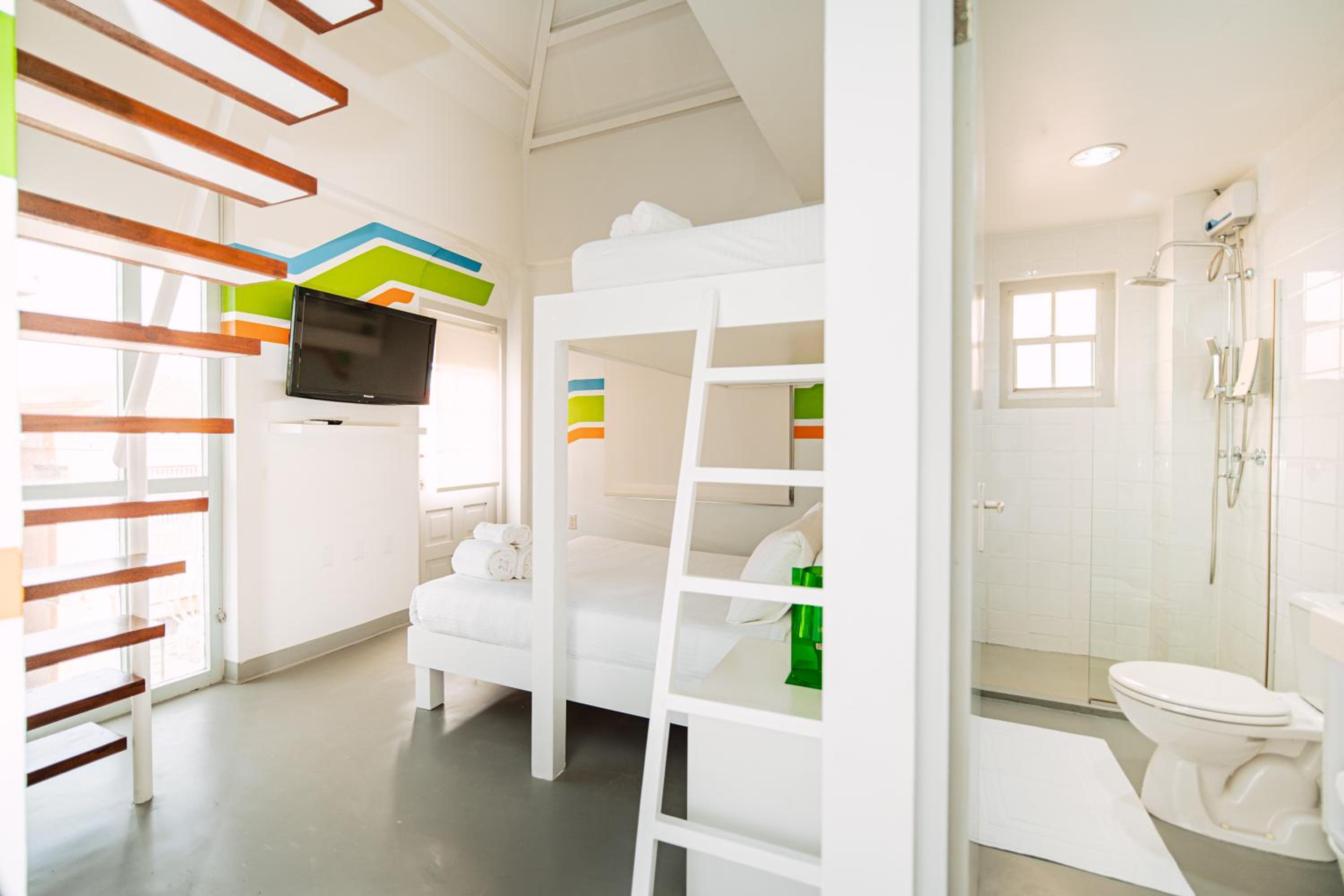 Deluxe Family Suite - Photo 2
