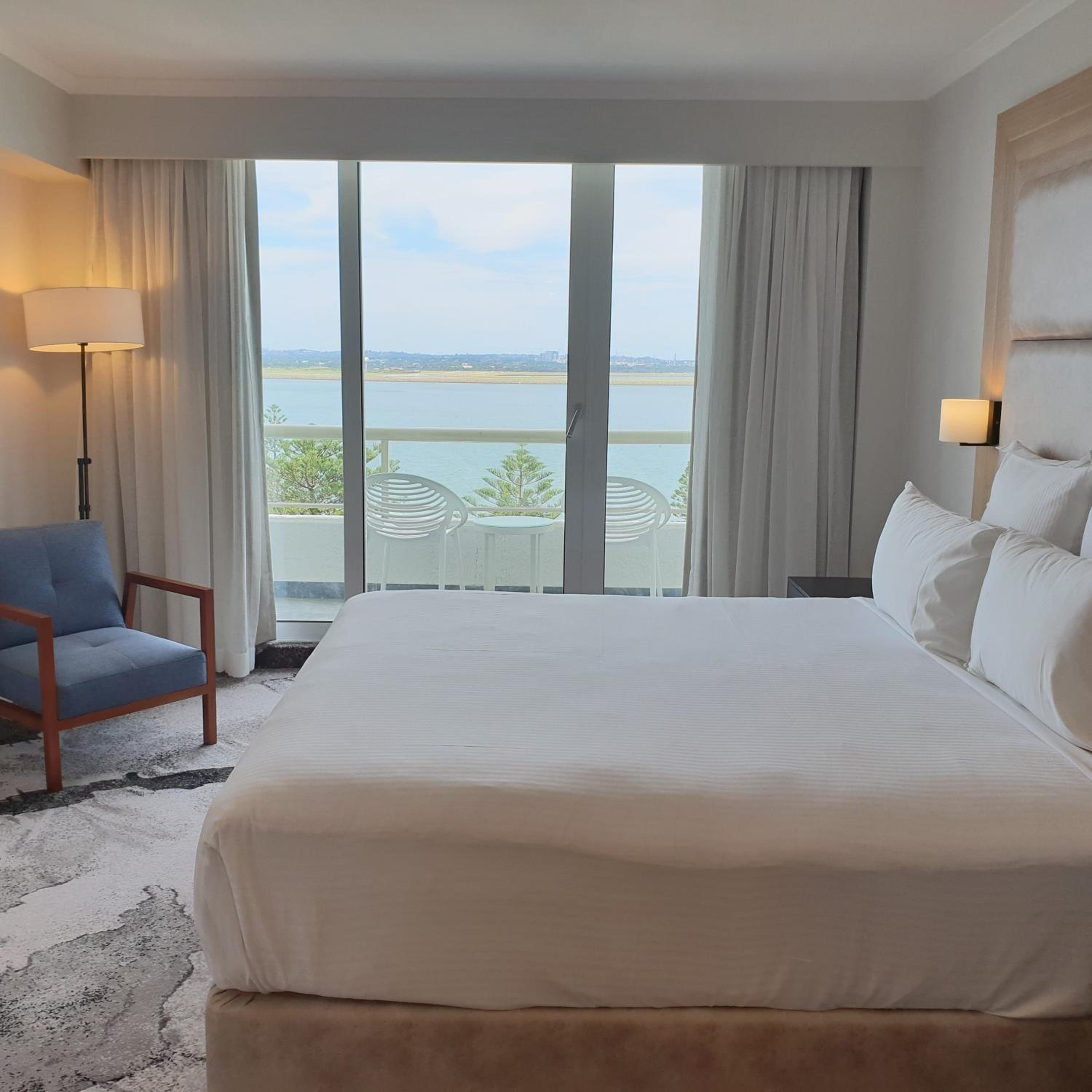 Junior King Suite with Bath and Bay View thumbnail 5