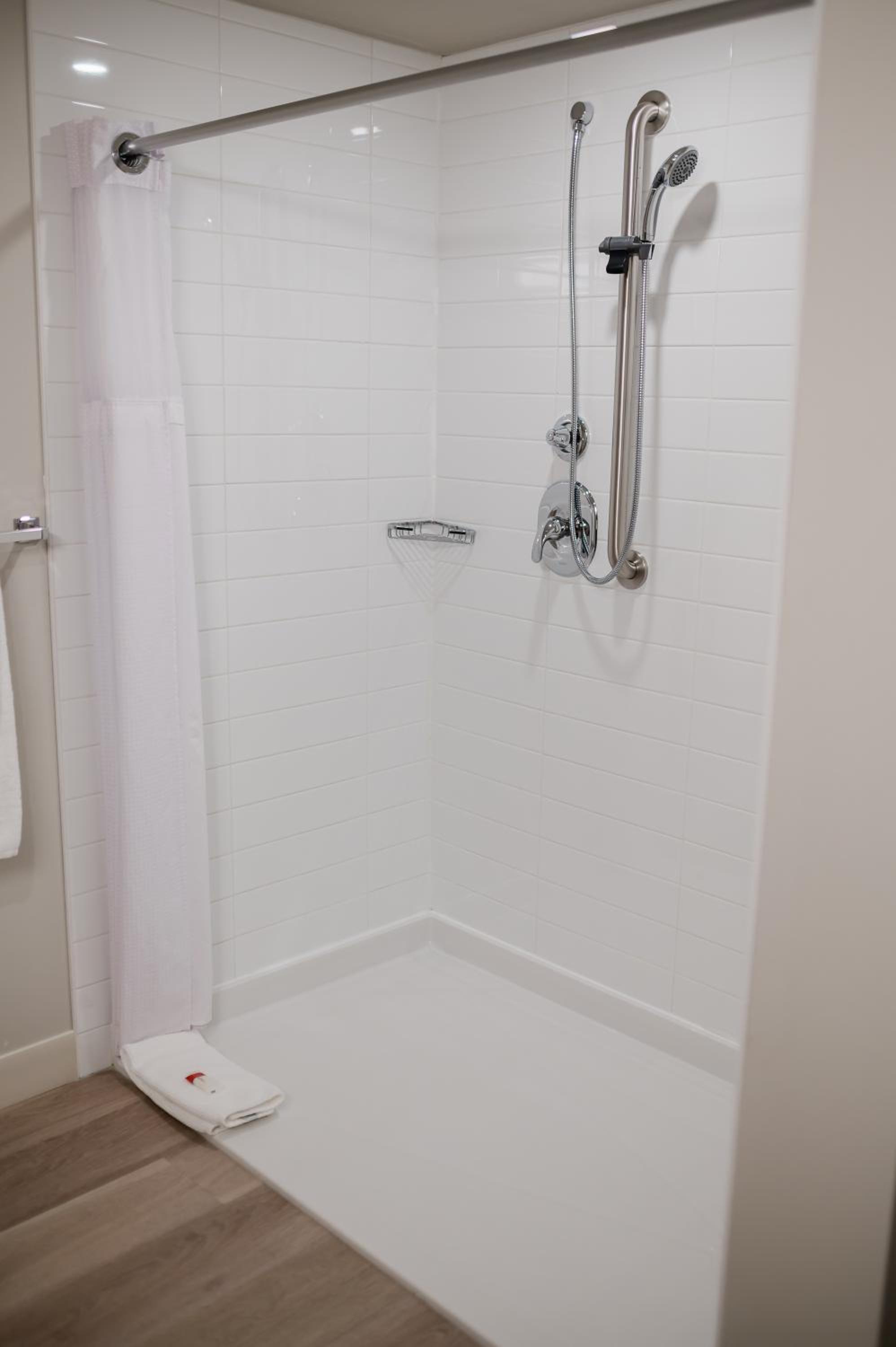 Queen Room - Mobility Access/Non-Smoking - Photo 4