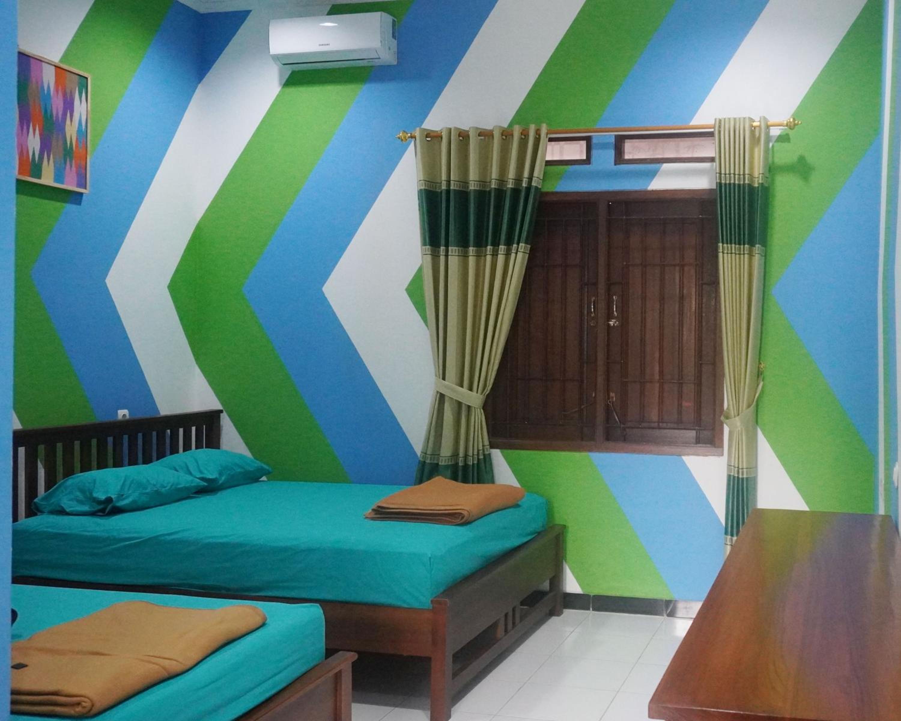 Family Room with Mountain View - Photo 3
