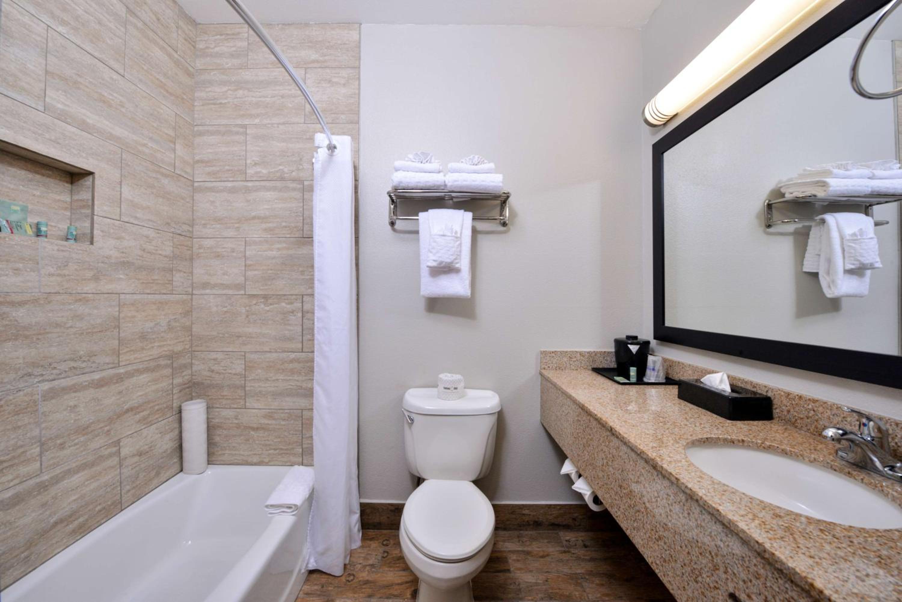 Queen Room with Two Queen Beds - Pet Friendly/Non-Smoking photo 3
