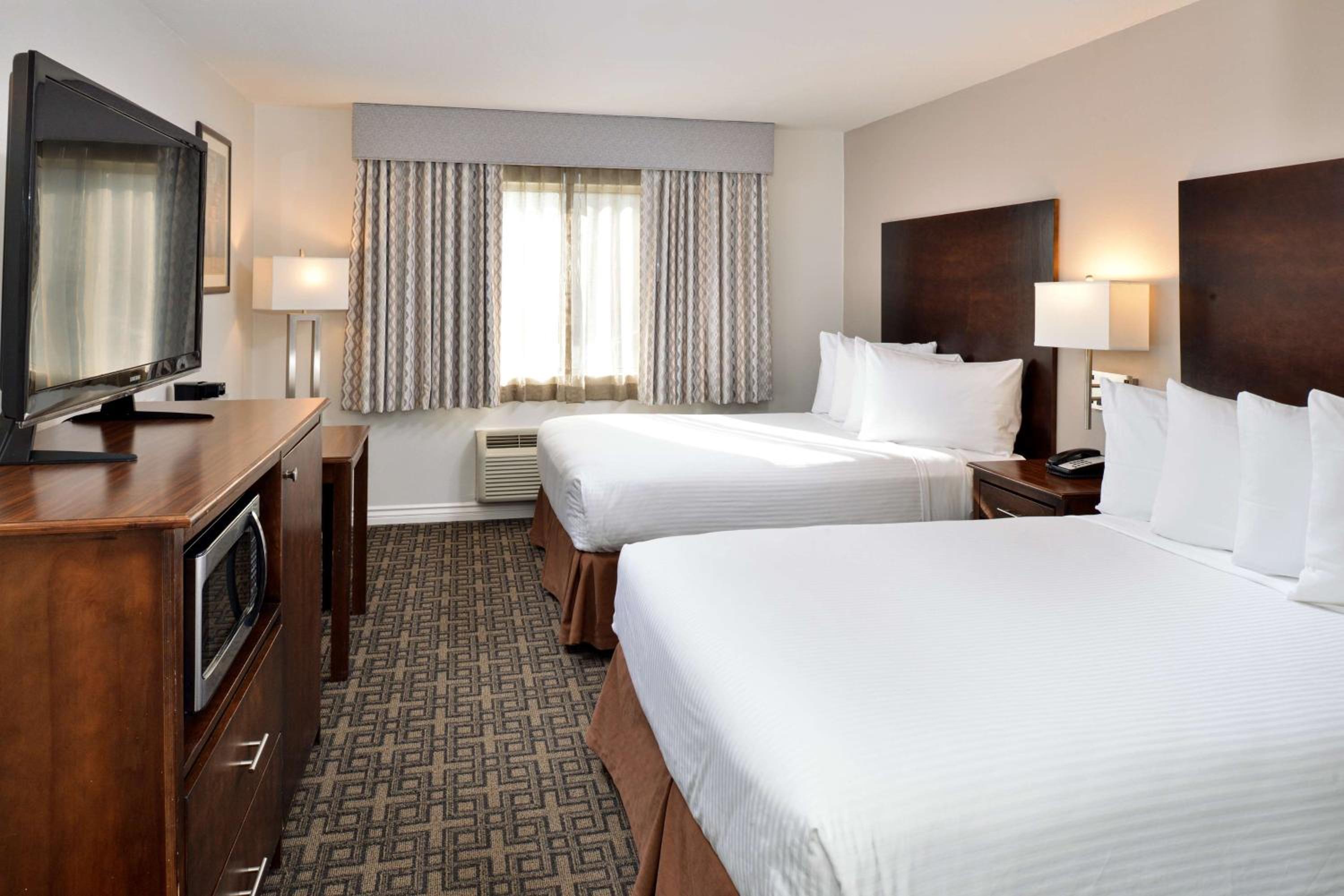 Queen Room with Two Queen Beds - Pet Friendly/Non-Smoking photo 1