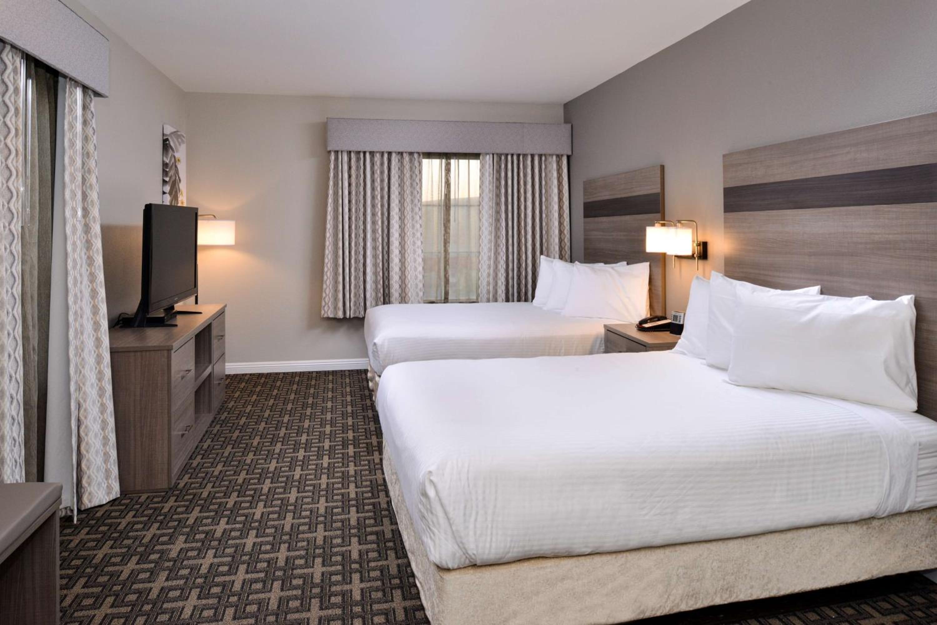 Queen Suite with Two Queen Beds - Non-Smoking photo 1