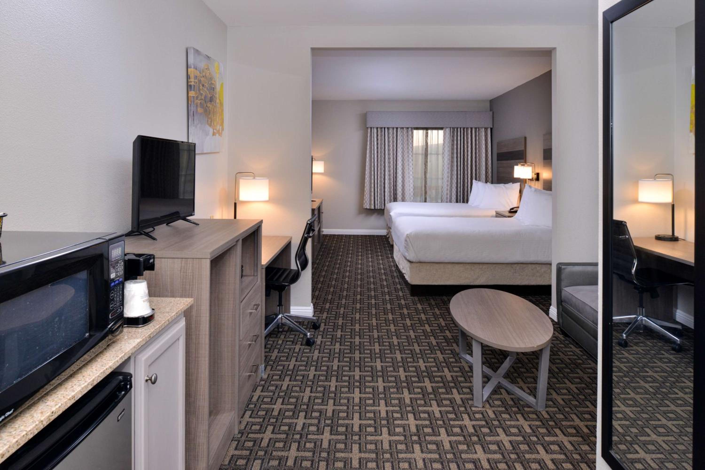 Queen Suite with Two Queen Beds - Non-Smoking photo 3