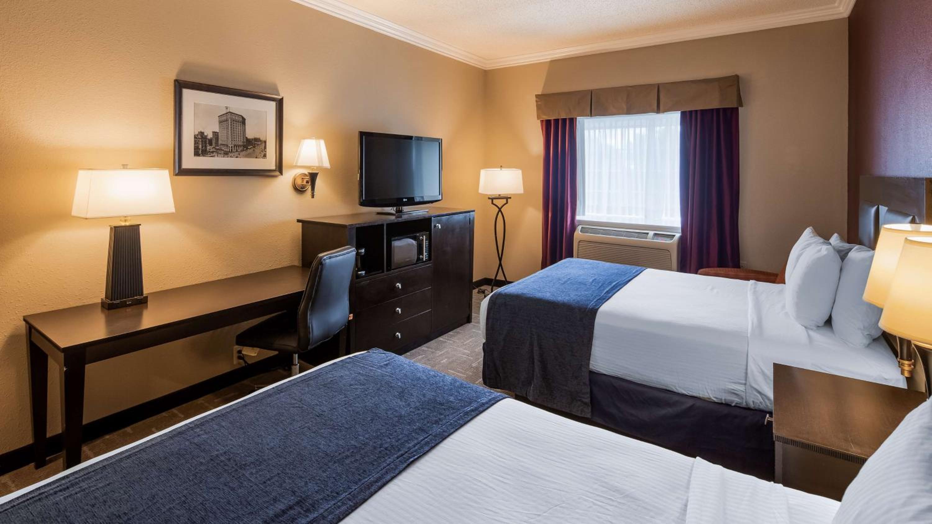Queen Room with Two Queen Beds - Non-Smoking - Photo 4